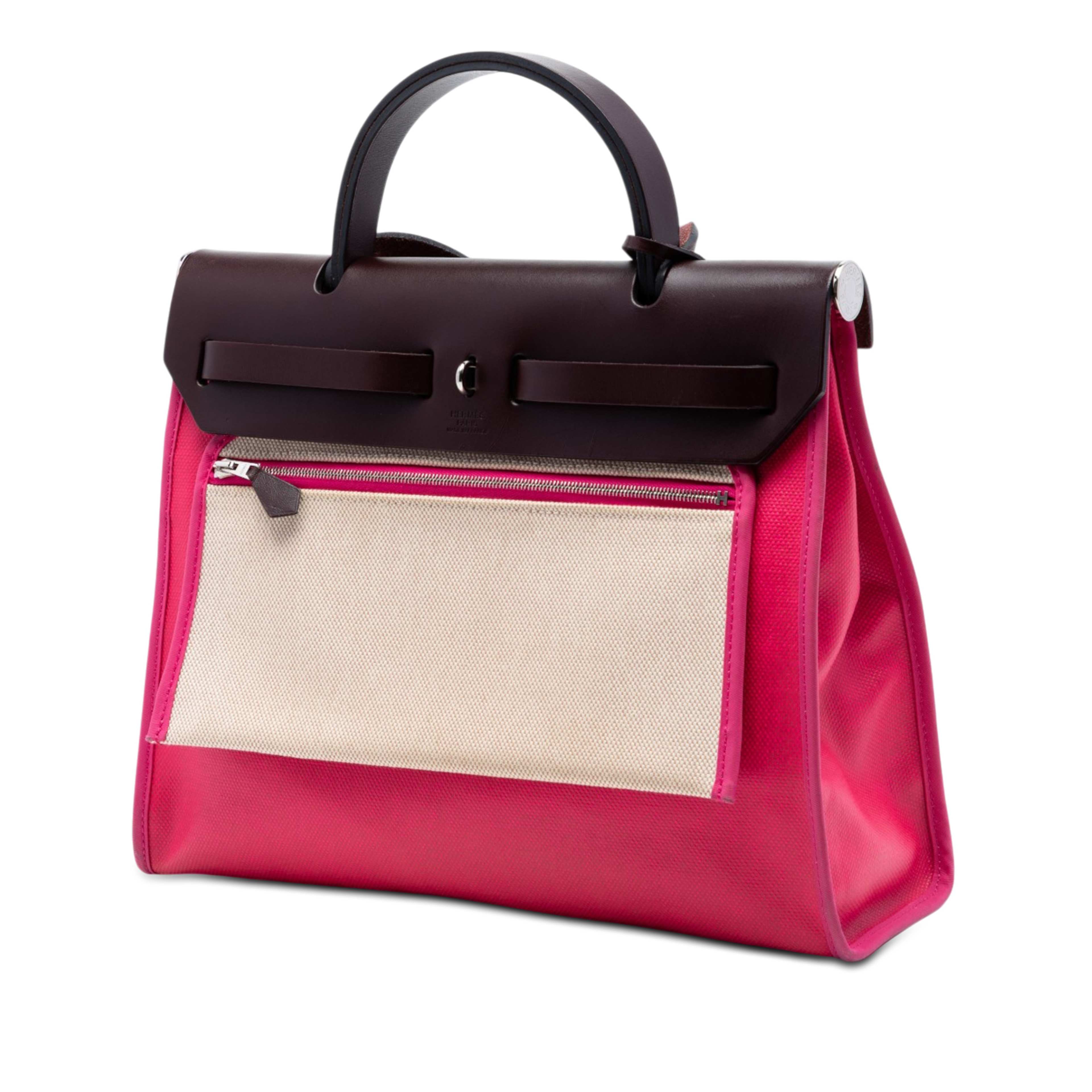Hermès Toile H Berline Herbag Zip 31, från Luxclusif, i färgen rosa. Klicka för att öppna bilden i stort format