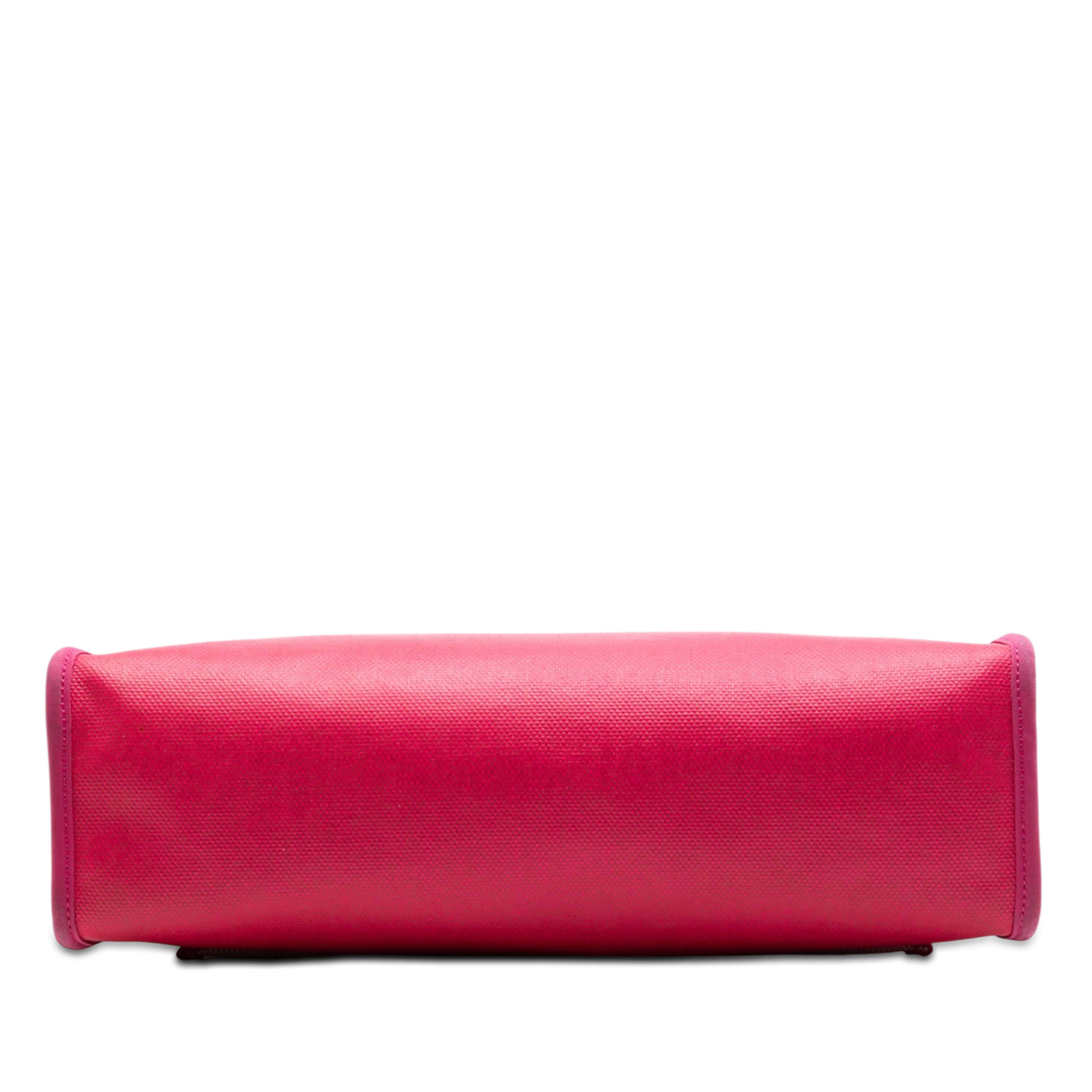 Hermès Toile H Berline Herbag Zip 31, från Luxclusif, i färgen dark pink. Klicka för att öppna bilden i stort format
