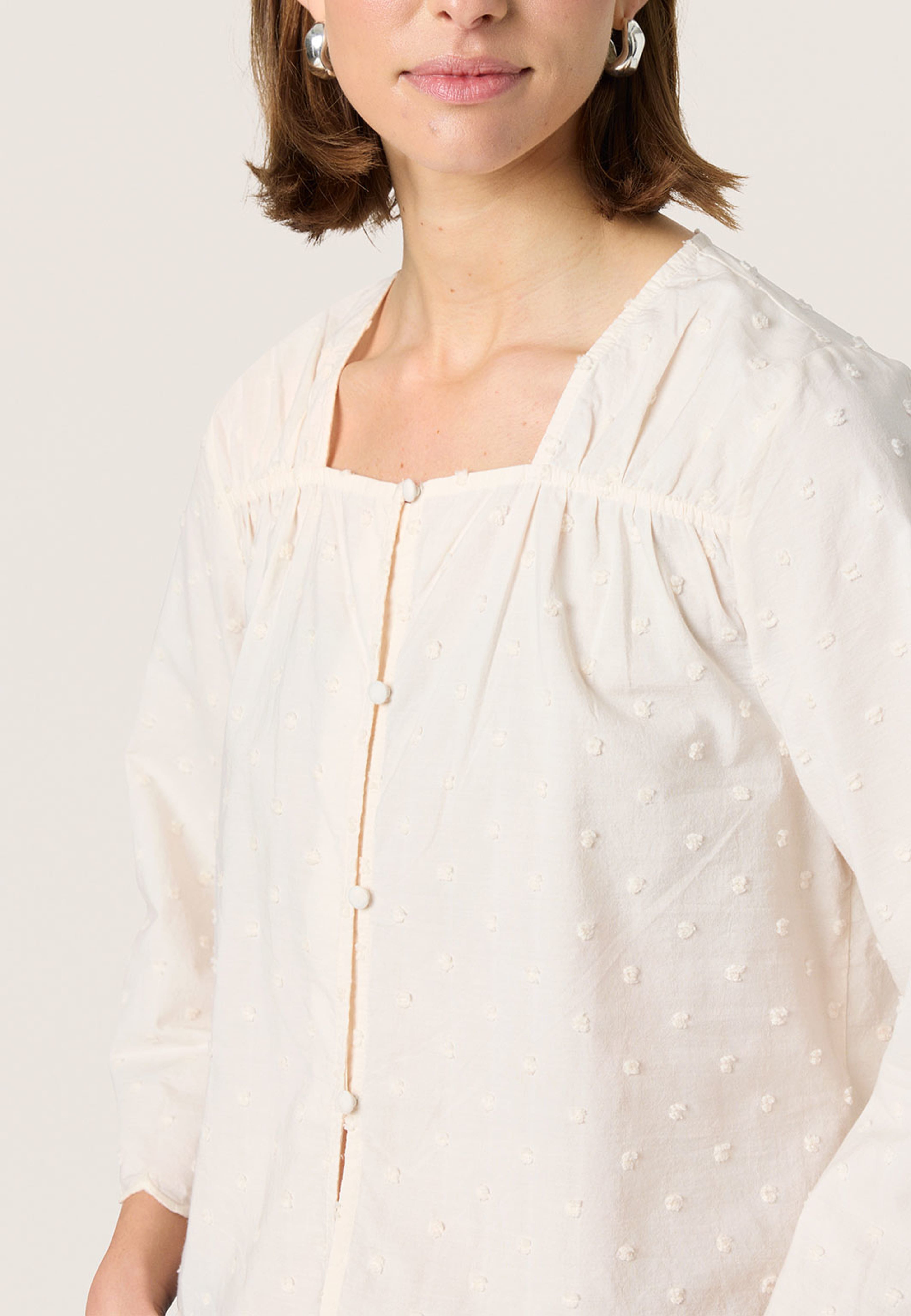 SLSunela Blouse, från Soaked In Luxury, i färgen Broken White.