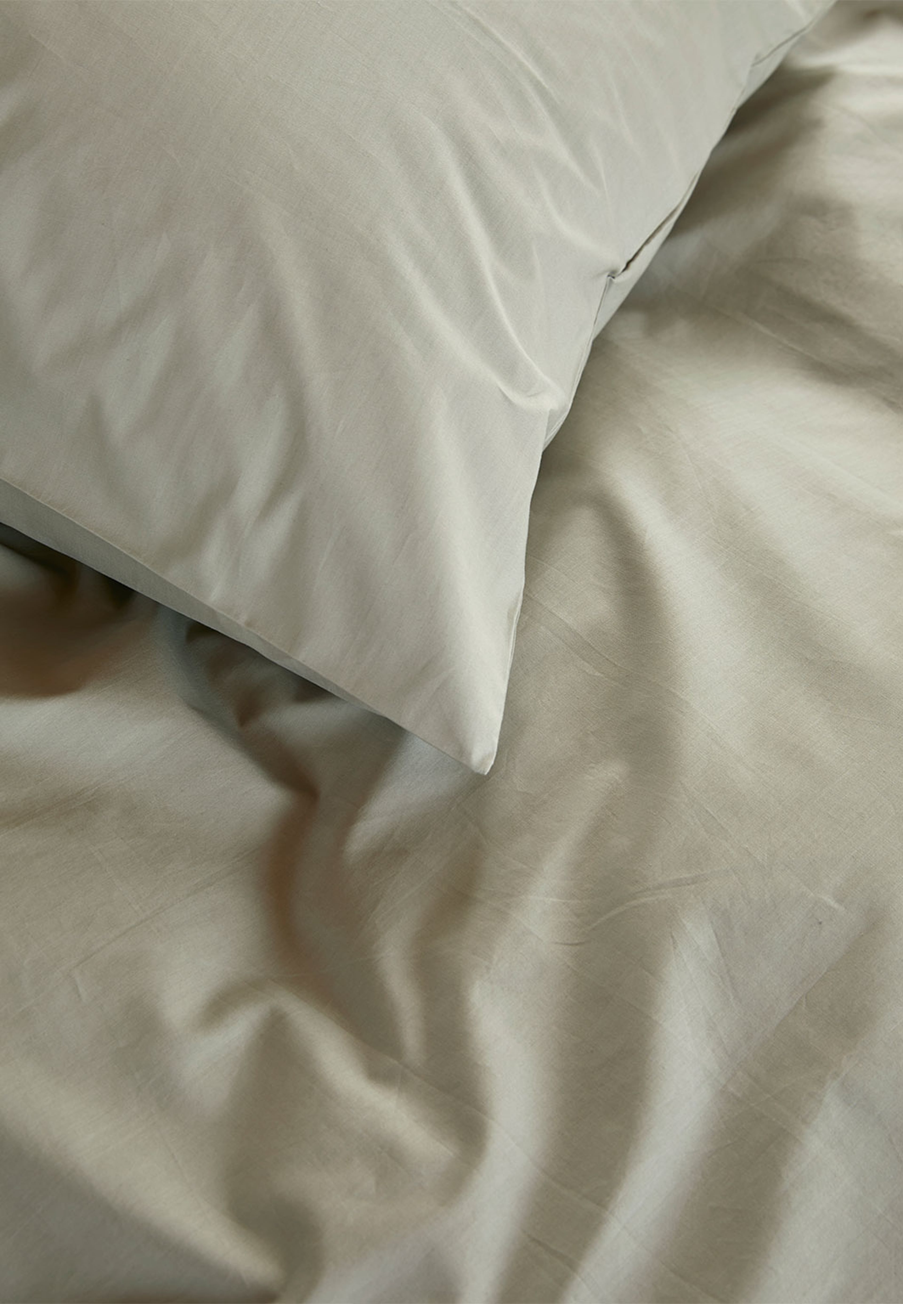 Fryd Percale bäddset 150x210 cm, från Høie of Scandinavia, i färgen Kaki. Klicka för att öppna bilden i stort format