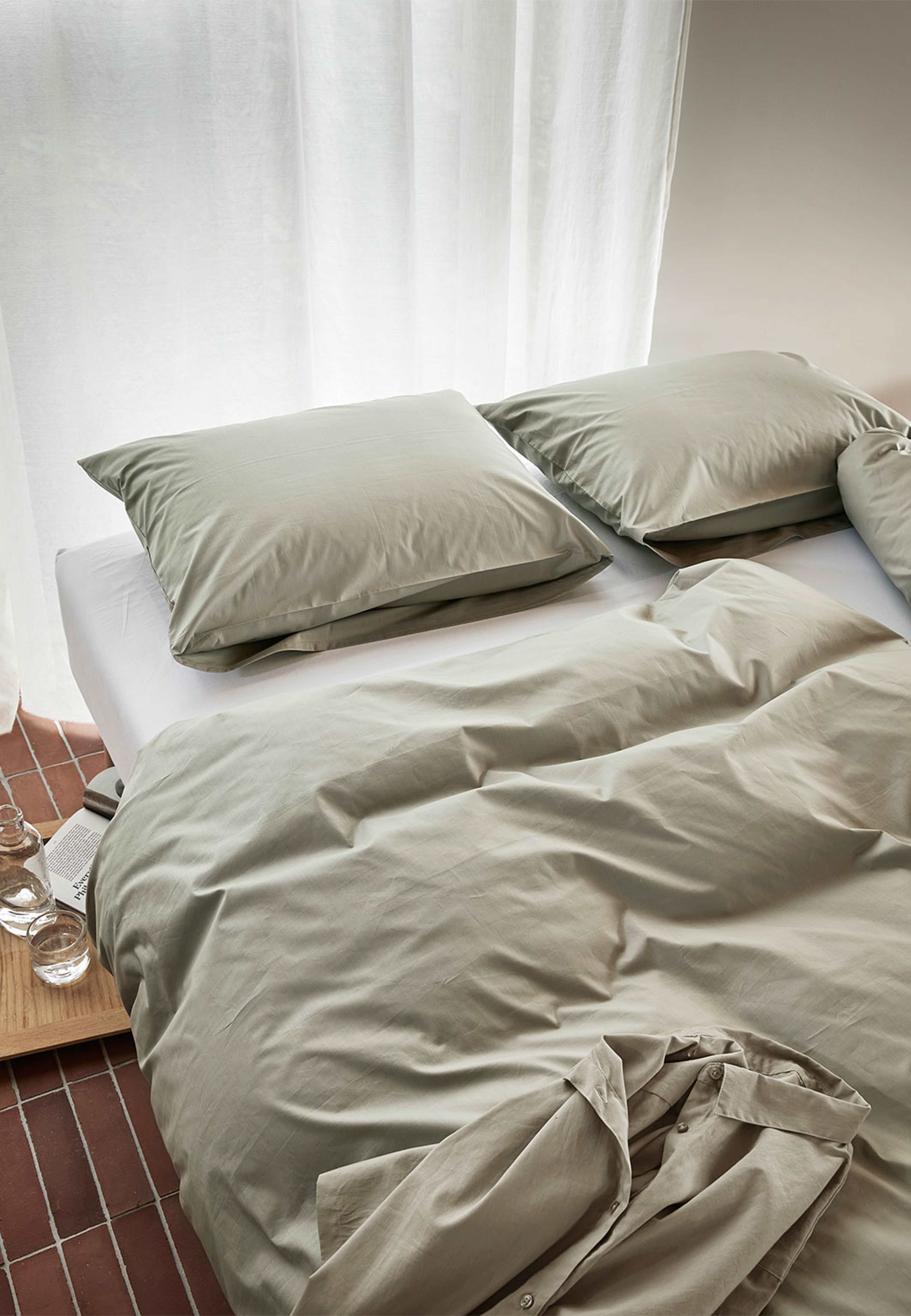 Fryd Percale bäddset 150x210 cm, från Høie of Scandinavia, i färgen Kaki. Klicka för att öppna bilden i stort format