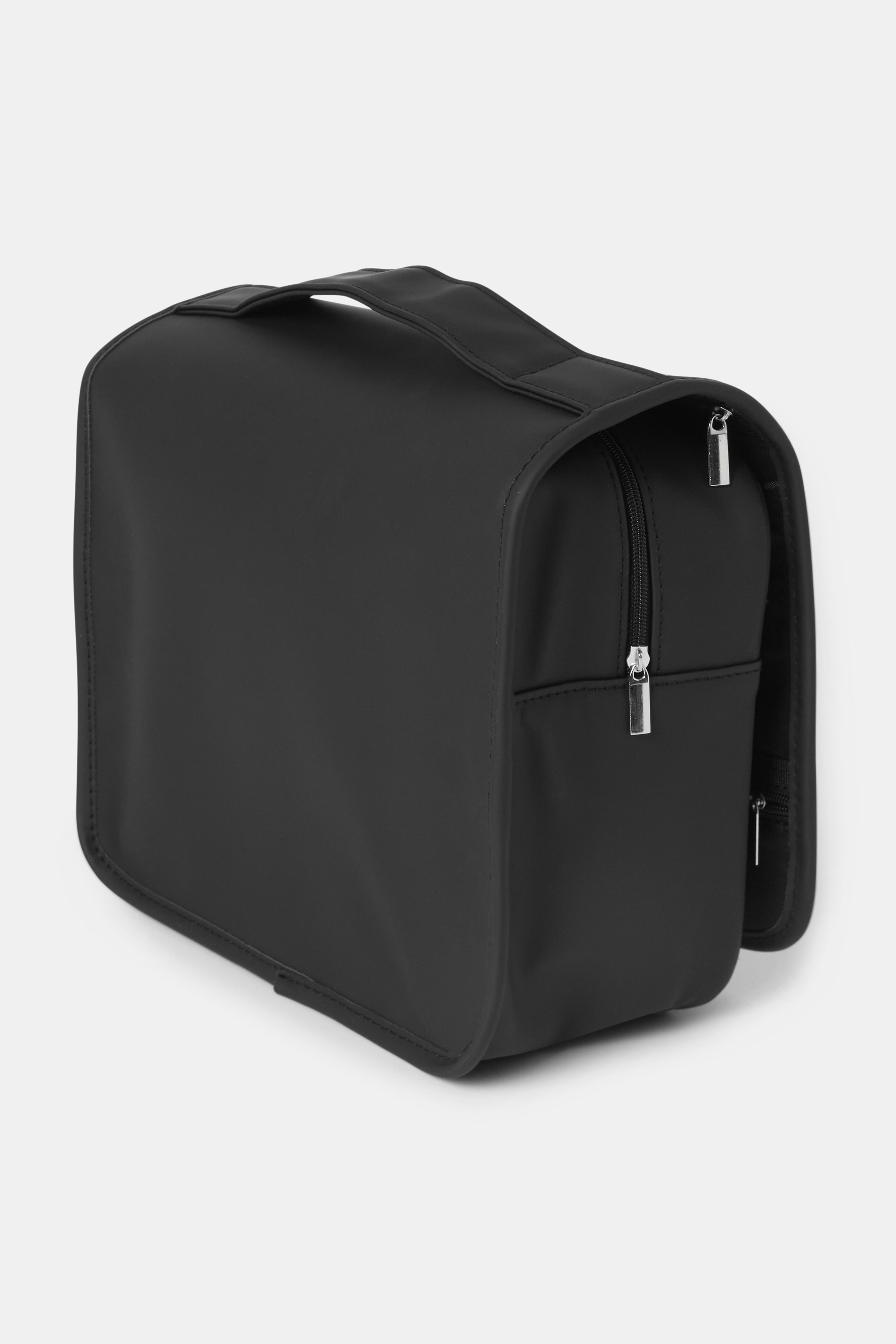 Necessär med hängare, från Å BEAUTY, i färgen Black.