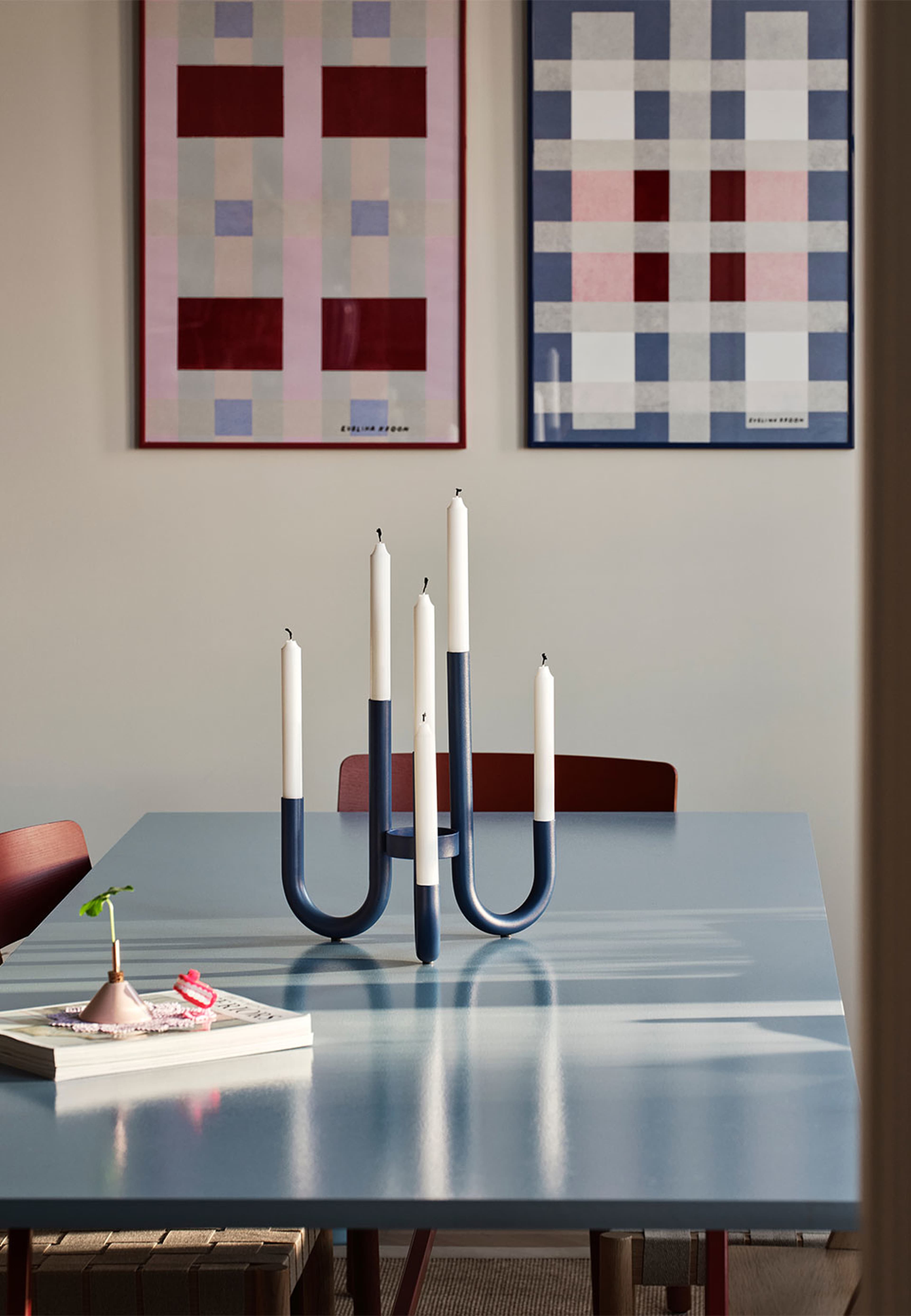 Turn Candelabrum, från Design House Stockholm, i färgen Blue. Klicka för att öppna bilden i stort format