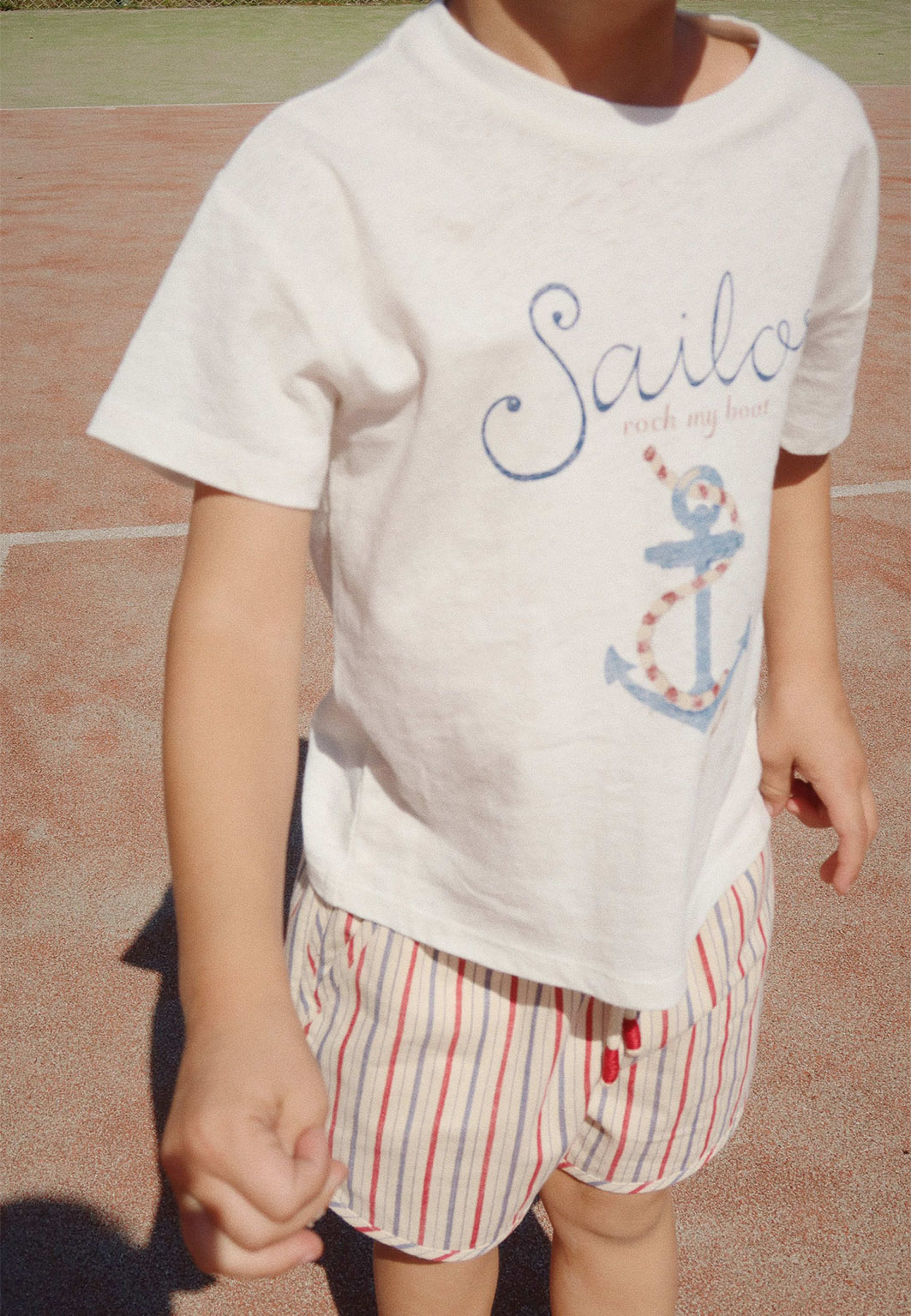 ERA TEE, från Konges Sløjd, i färgen Off White/Sailor. Klicka för att öppna bilden i stort format