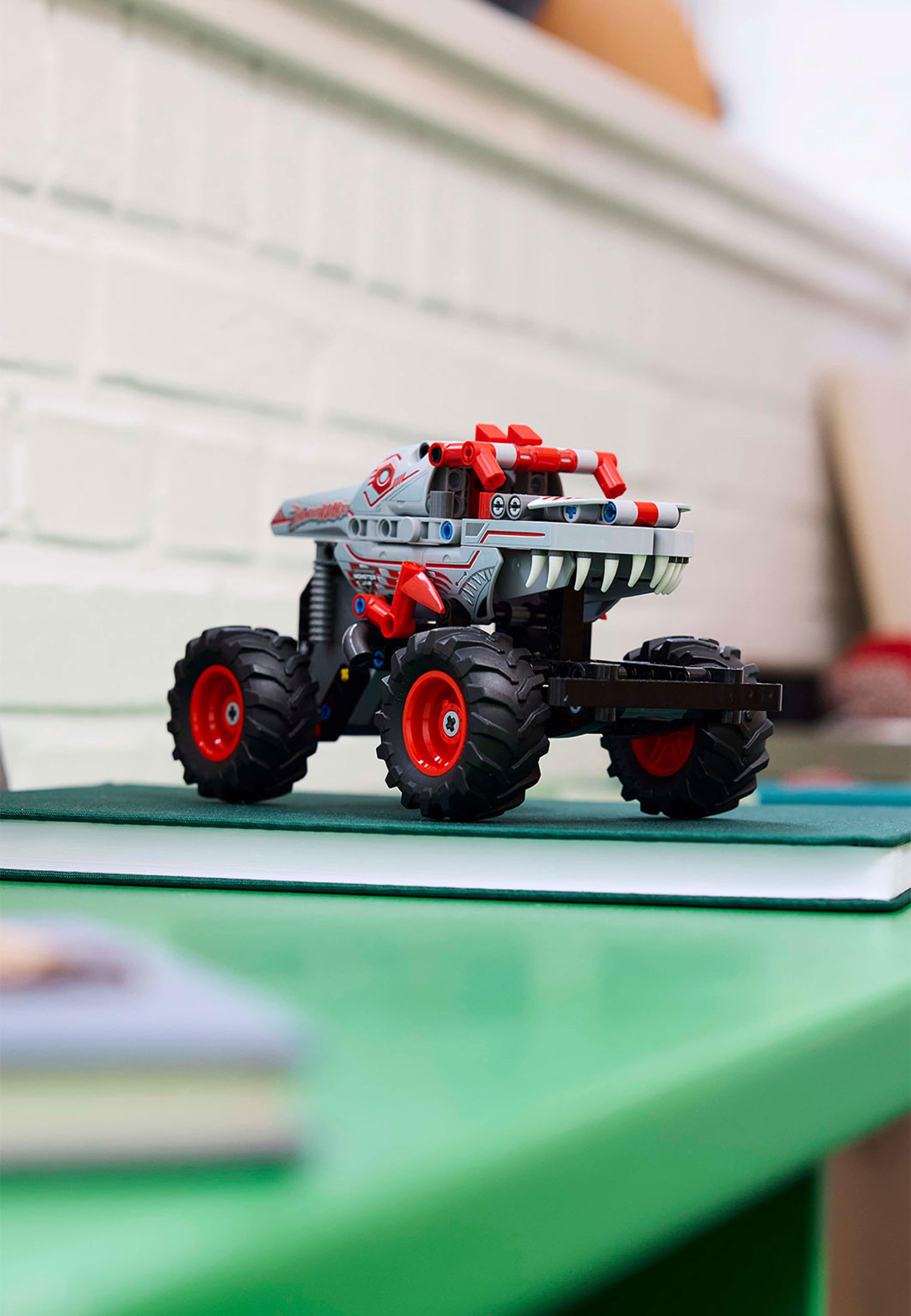 Monster Jam™ ThunderROARus™ med pull-back