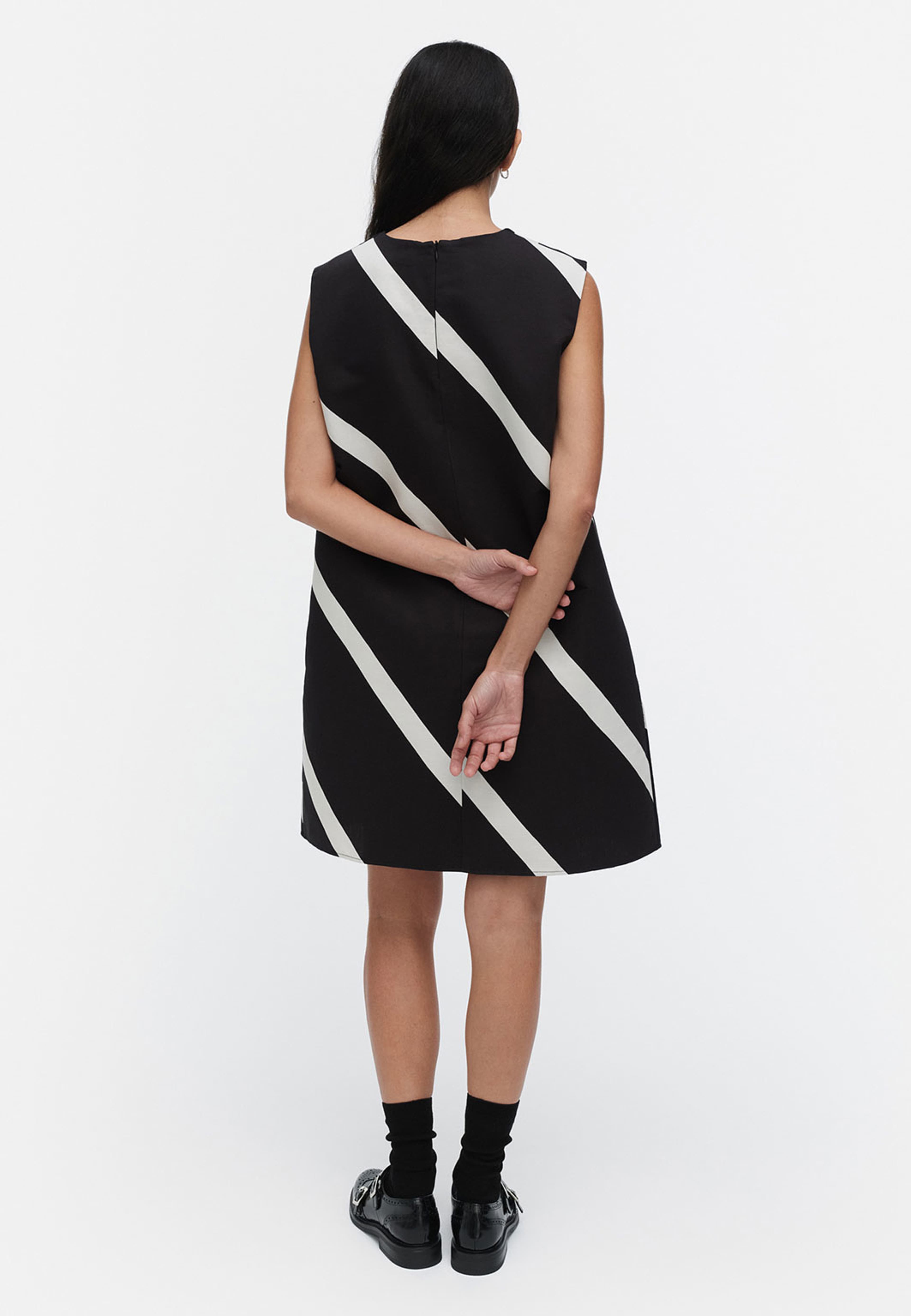 SOPIVA BASSO Dress, från Marimekko, i färgen Black, Off White. Klicka för att öppna bilden i stort format