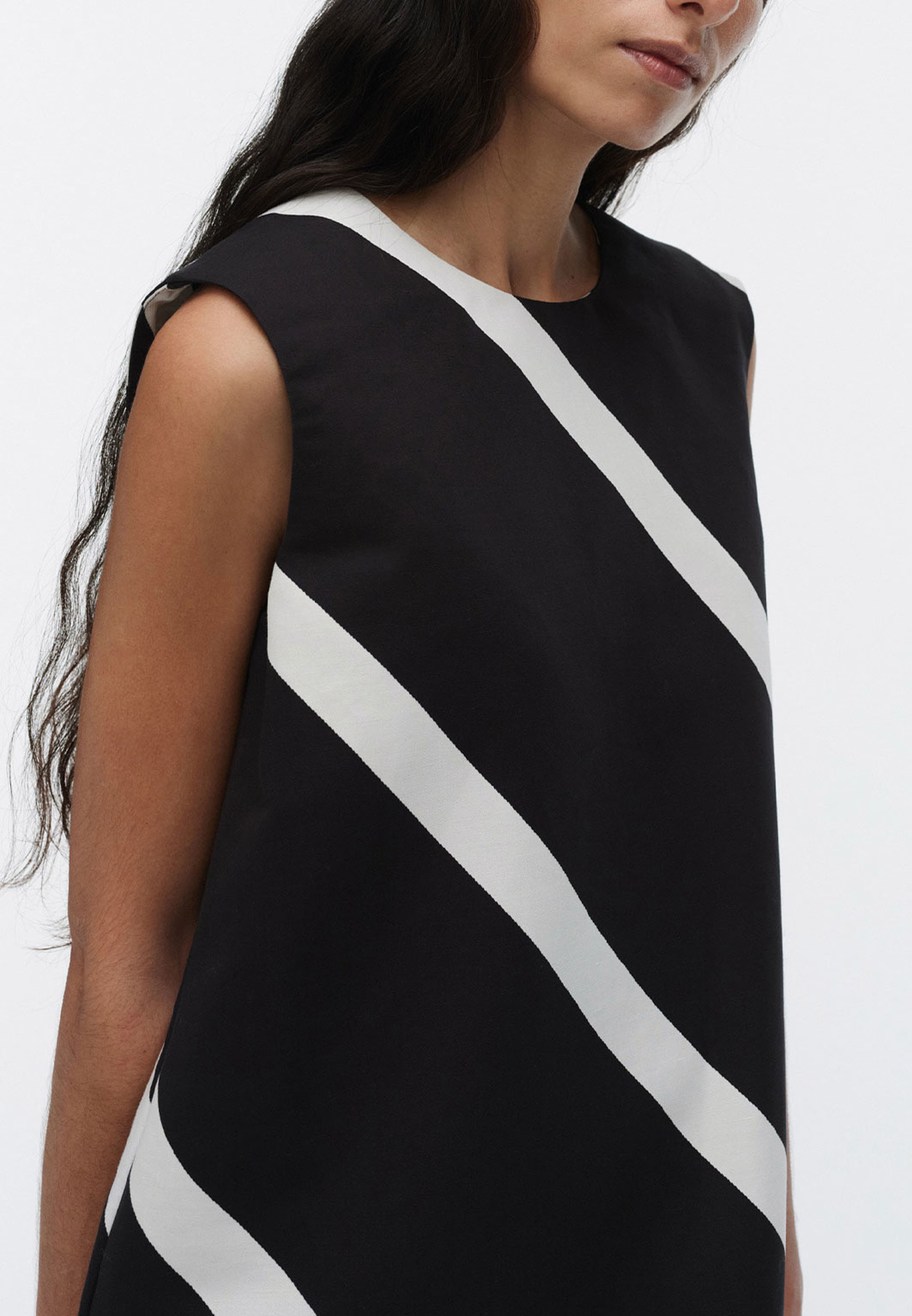 SOPIVA BASSO Dress, från Marimekko, i färgen Black, Off White. Klicka för att öppna bilden i stort format