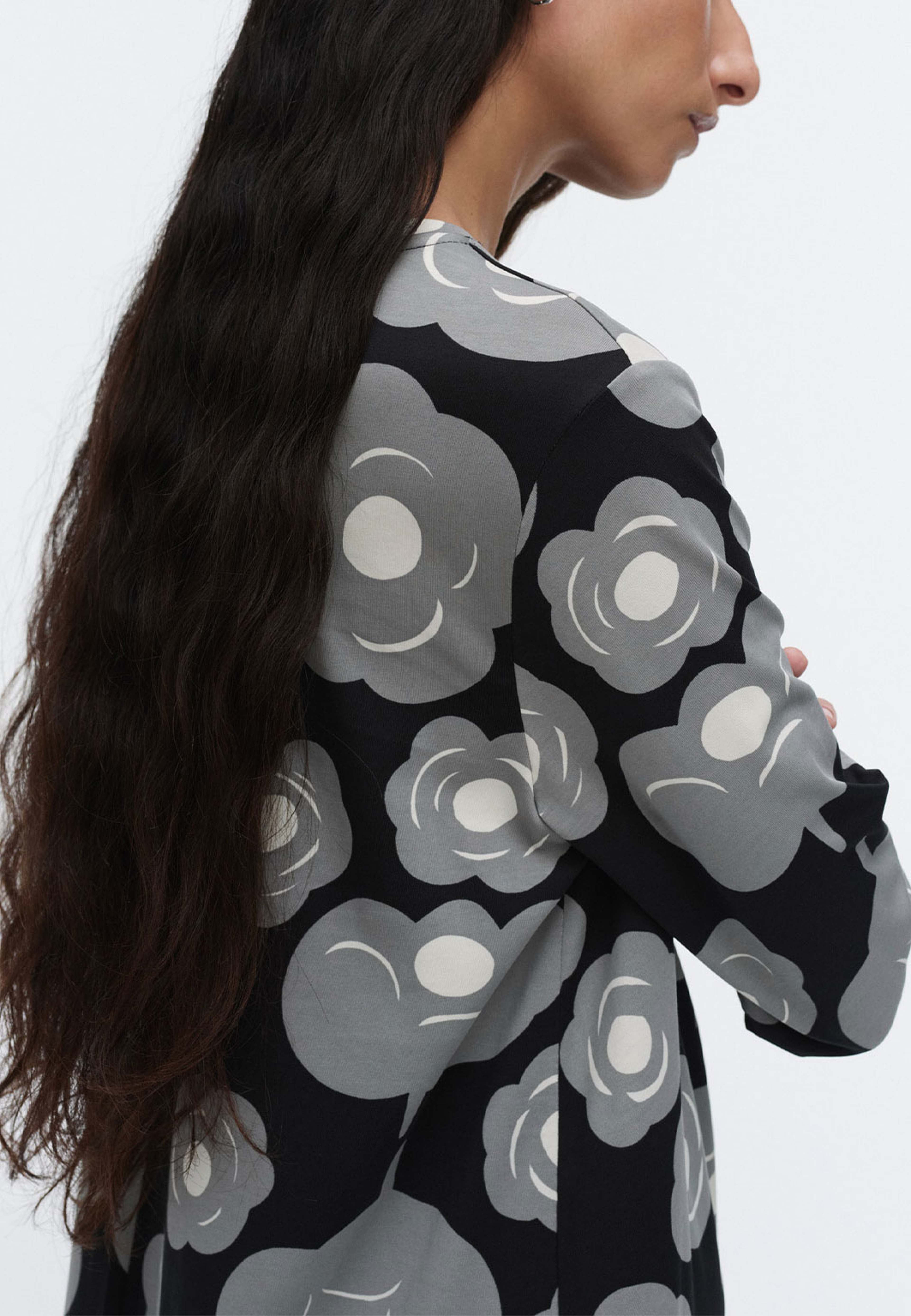 LEHTOKIELO TUMMA Dress, från Marimekko, i färgen Black, Grey, Off White.