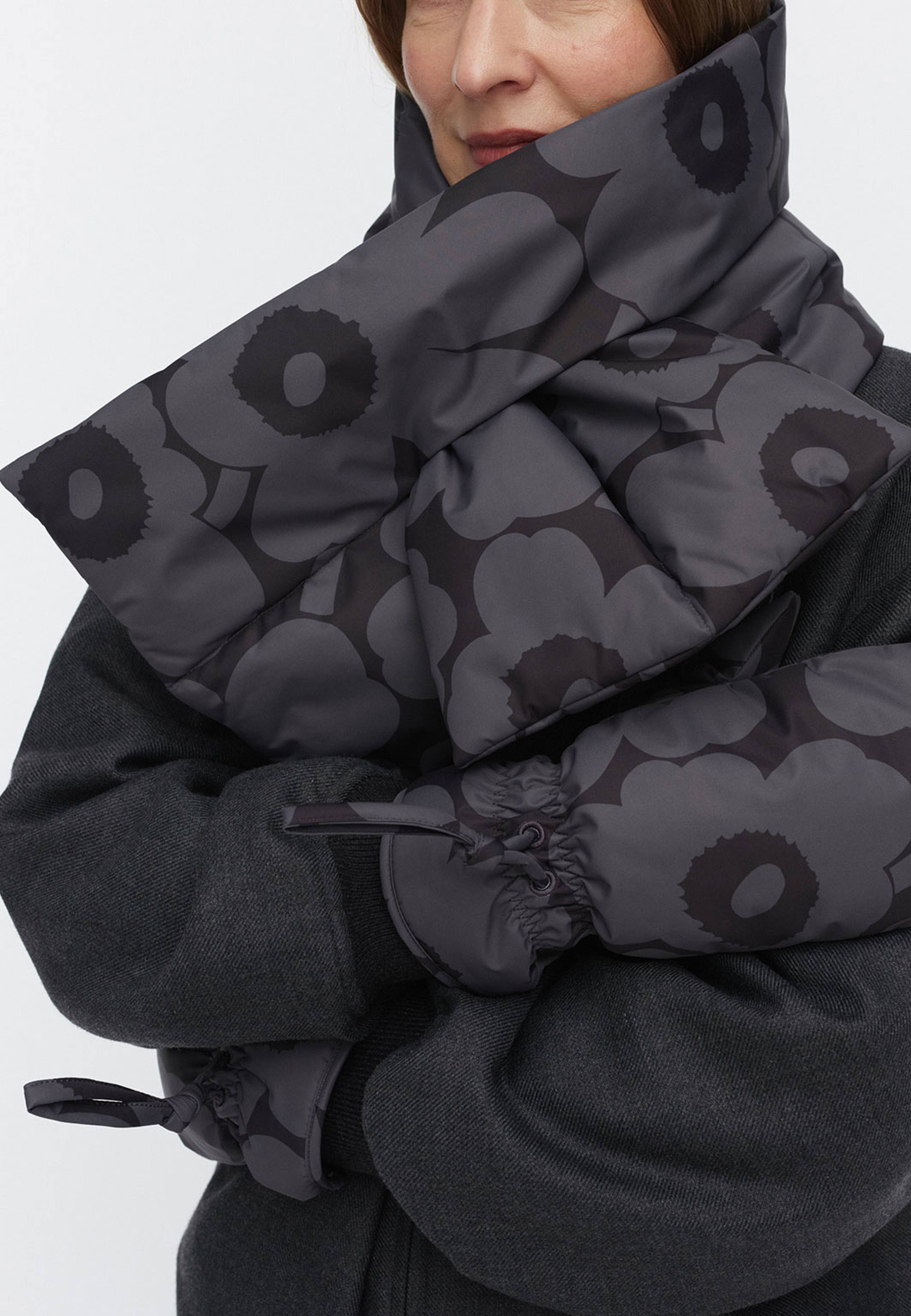 CROMA UNIKKO Scarves, från Marimekko, i färgen Dark Grey, Black.