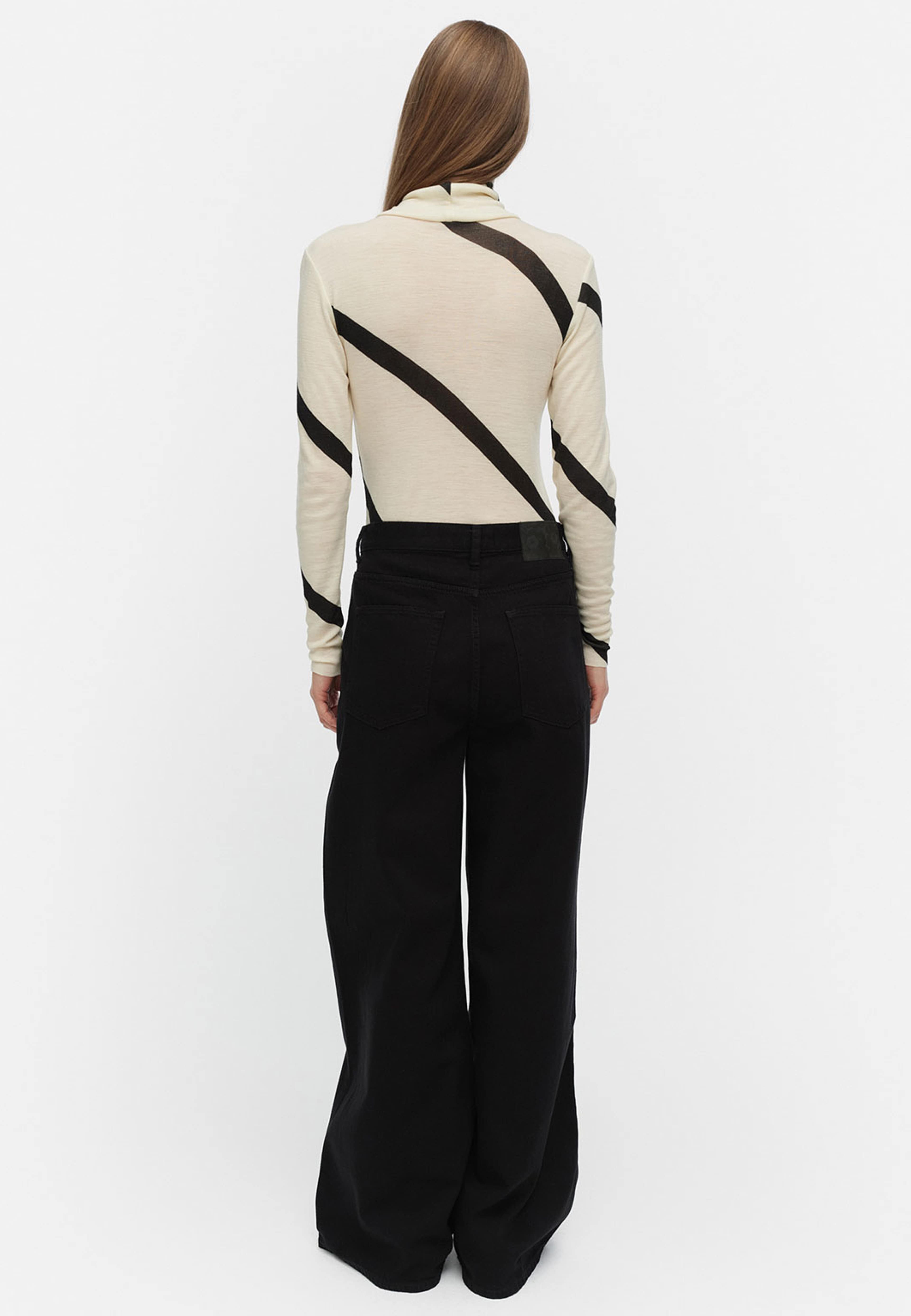 VILINA BASSO T-shirt, från Marimekko, i färgen Off White, Black.