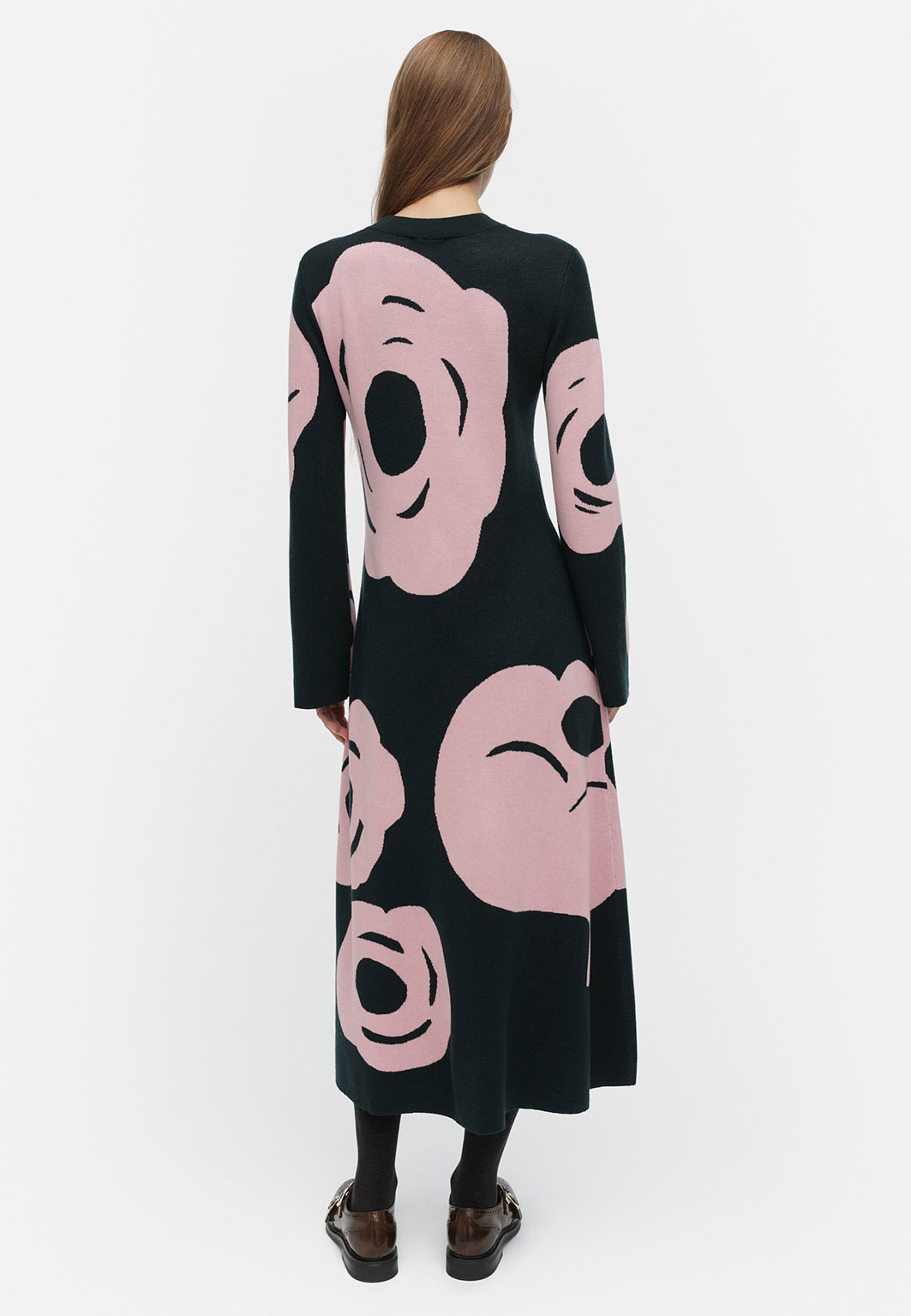 LEIKKUU TUMMA Dress, från Marimekko, i färgen Dark Green, Light Pink.