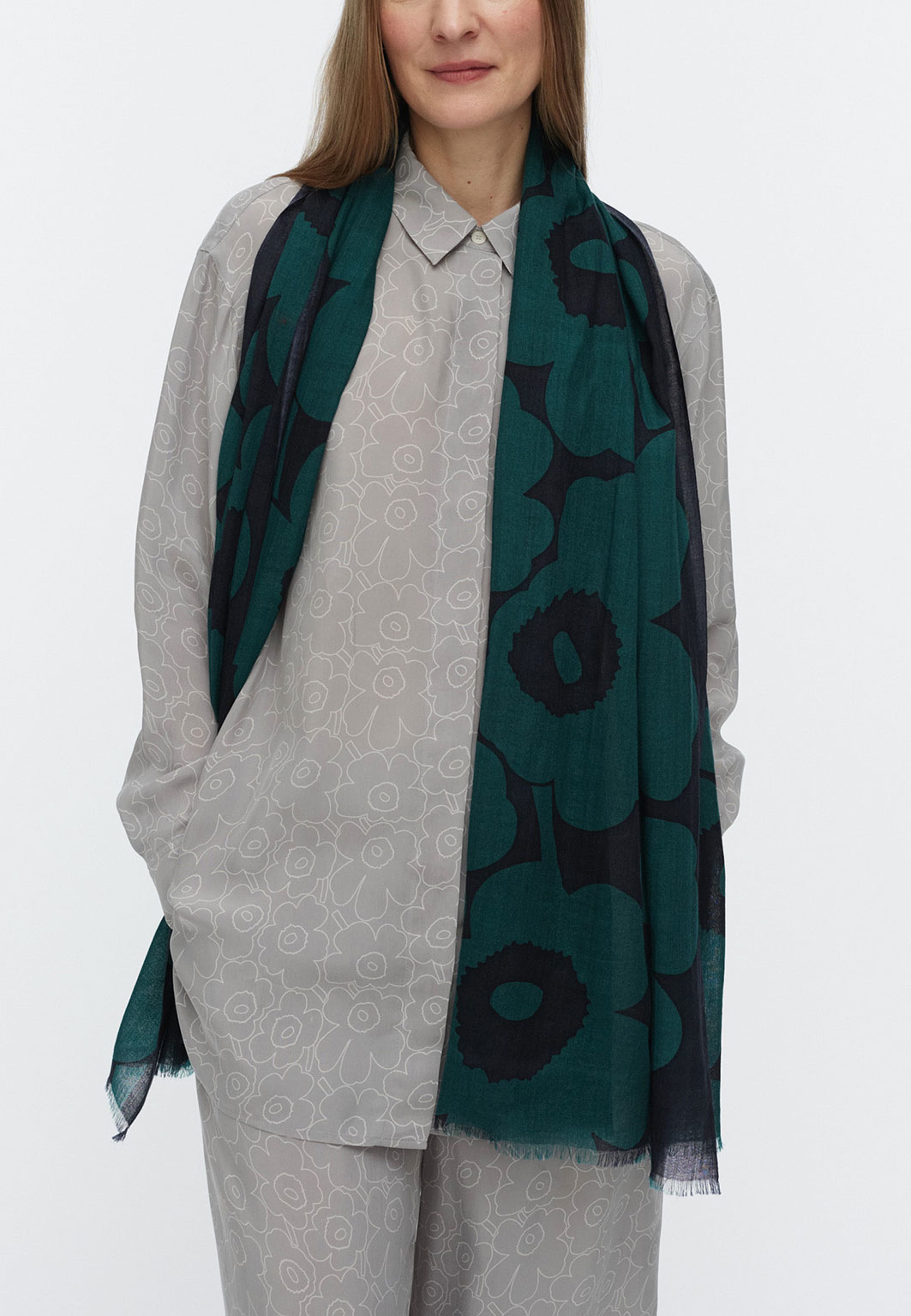 FIORE UNIKKO Scarves, från Marimekko, i färgen Dark Green, Dark Navy.