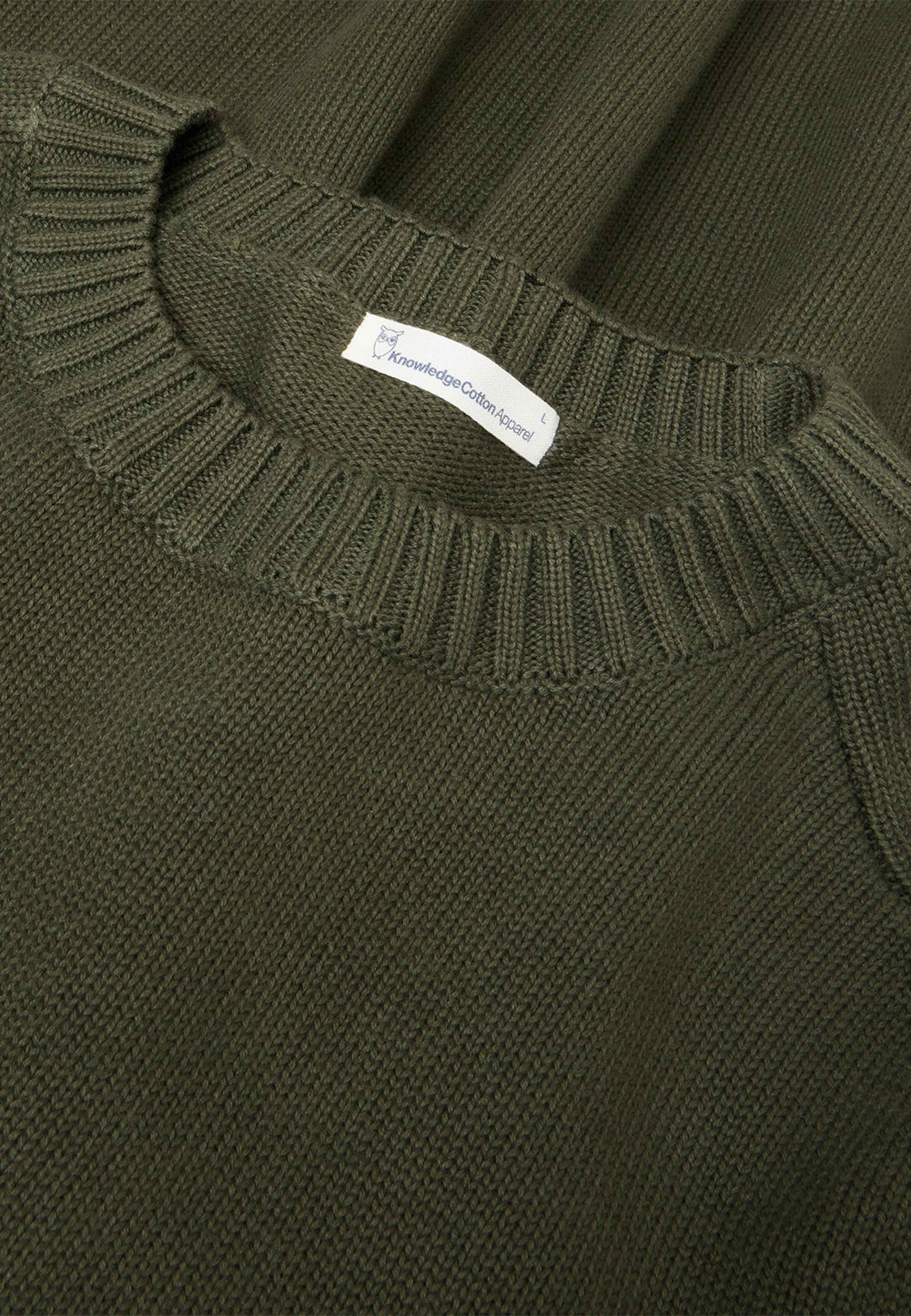 Plain Knitted Crew Neck - GOTS/Vegan, från Knowledge Cotton Apparel, i färgen Forrest Night.