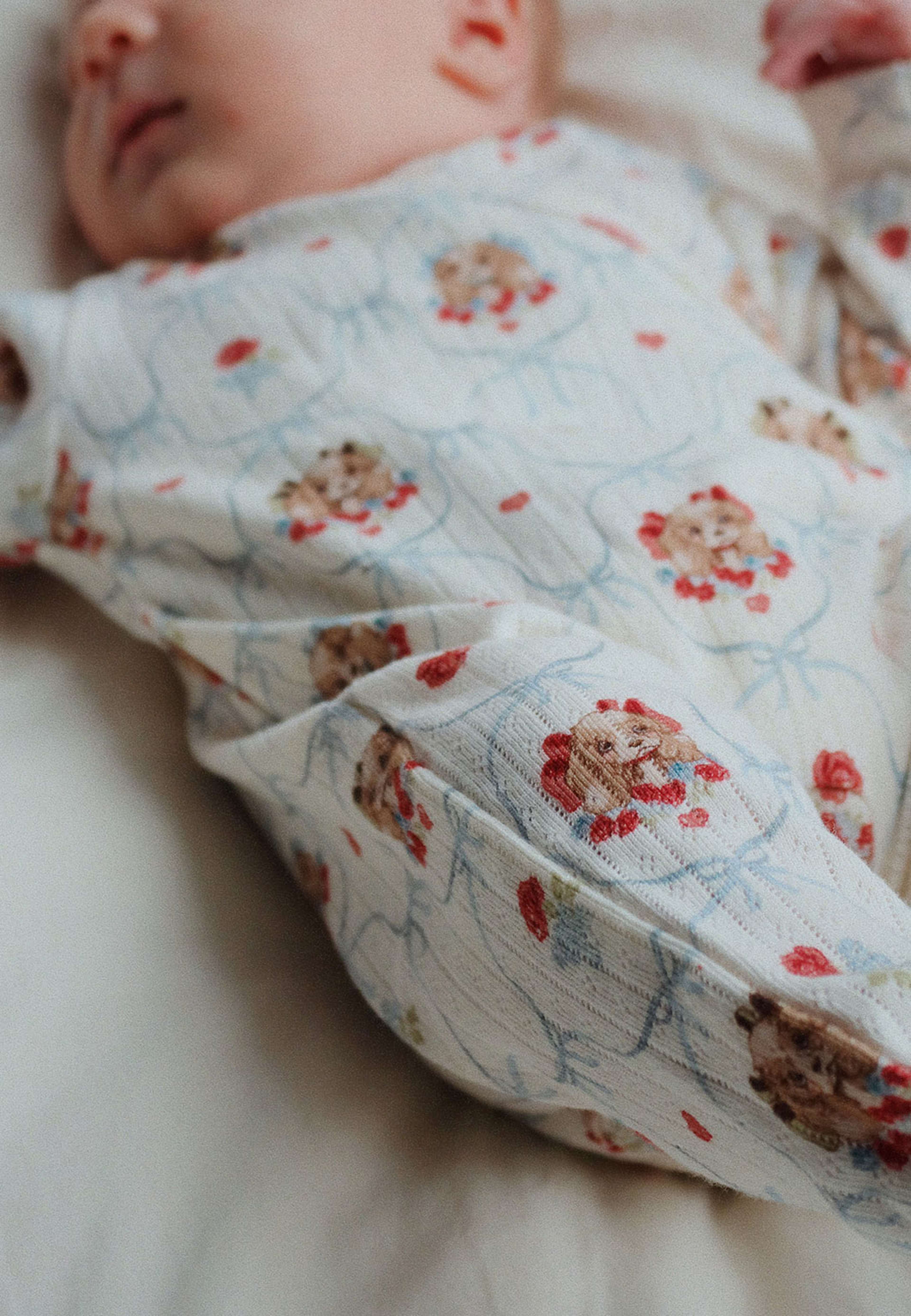 NEWBORN ONESIE GOTS, från Konges Sløjd, i färgen Puppy.