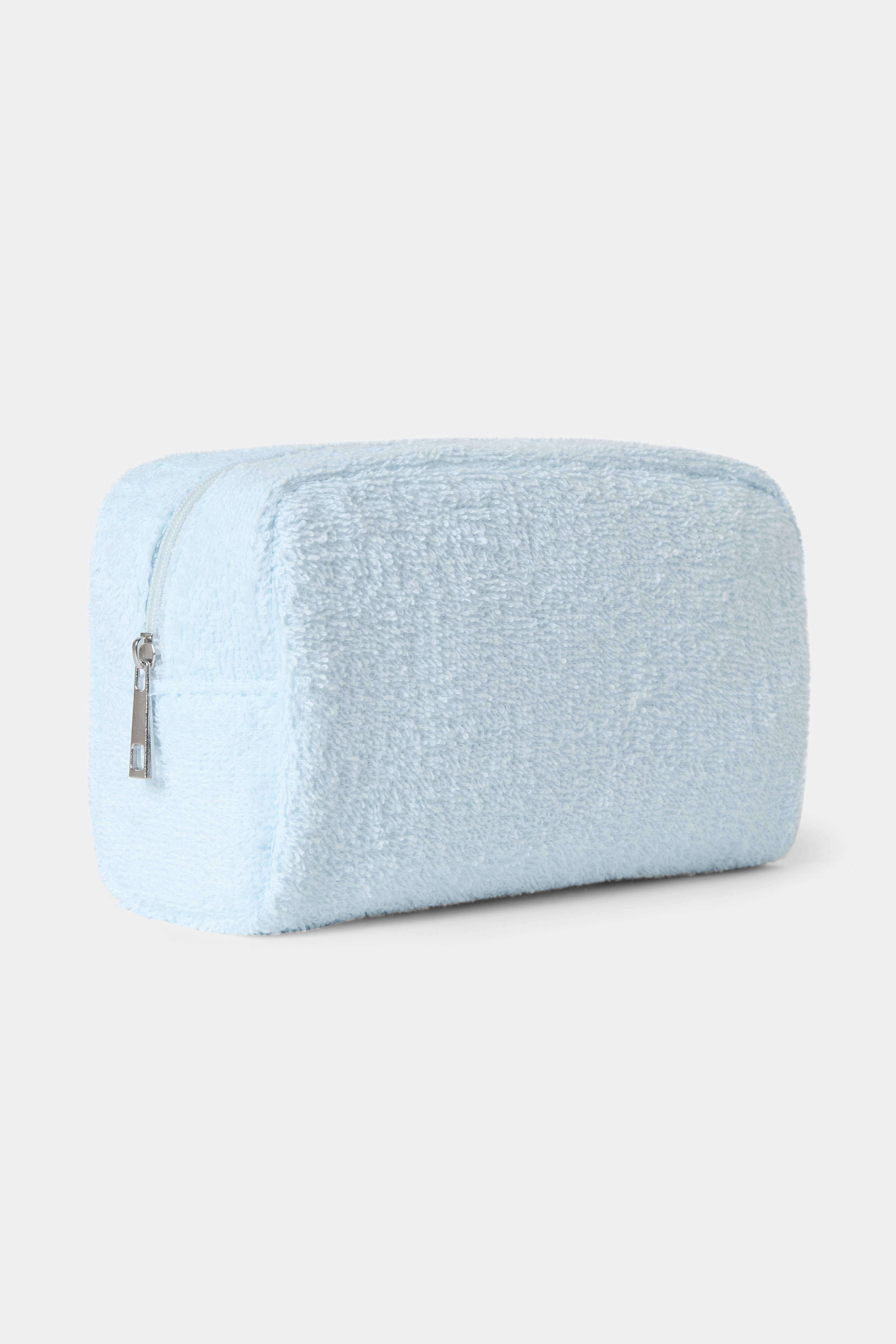 Necessär i frotté, från Å BEAUTY, i färgen Light Blue.