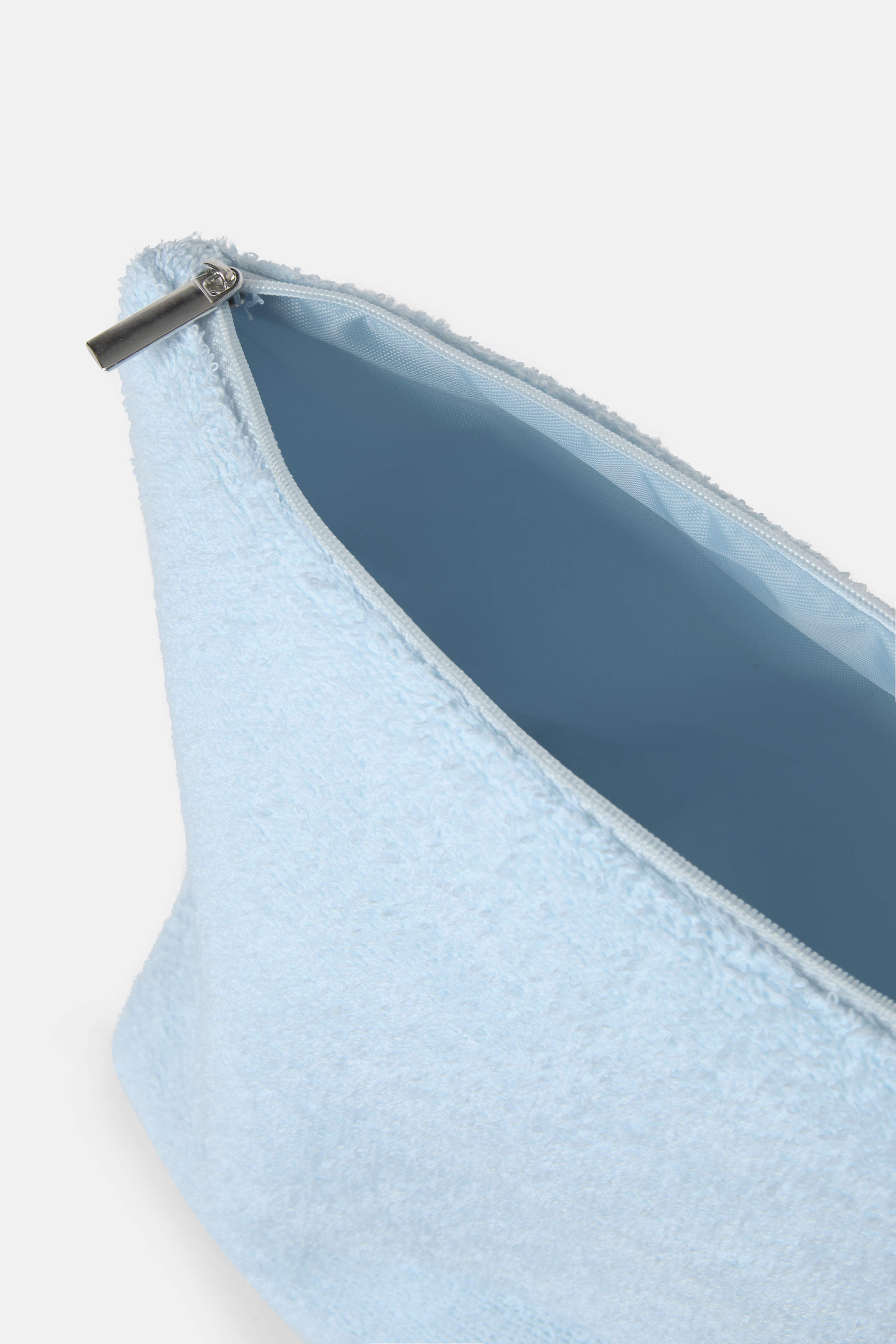 Necessär i frotté, från Å BEAUTY, i färgen Light Blue.