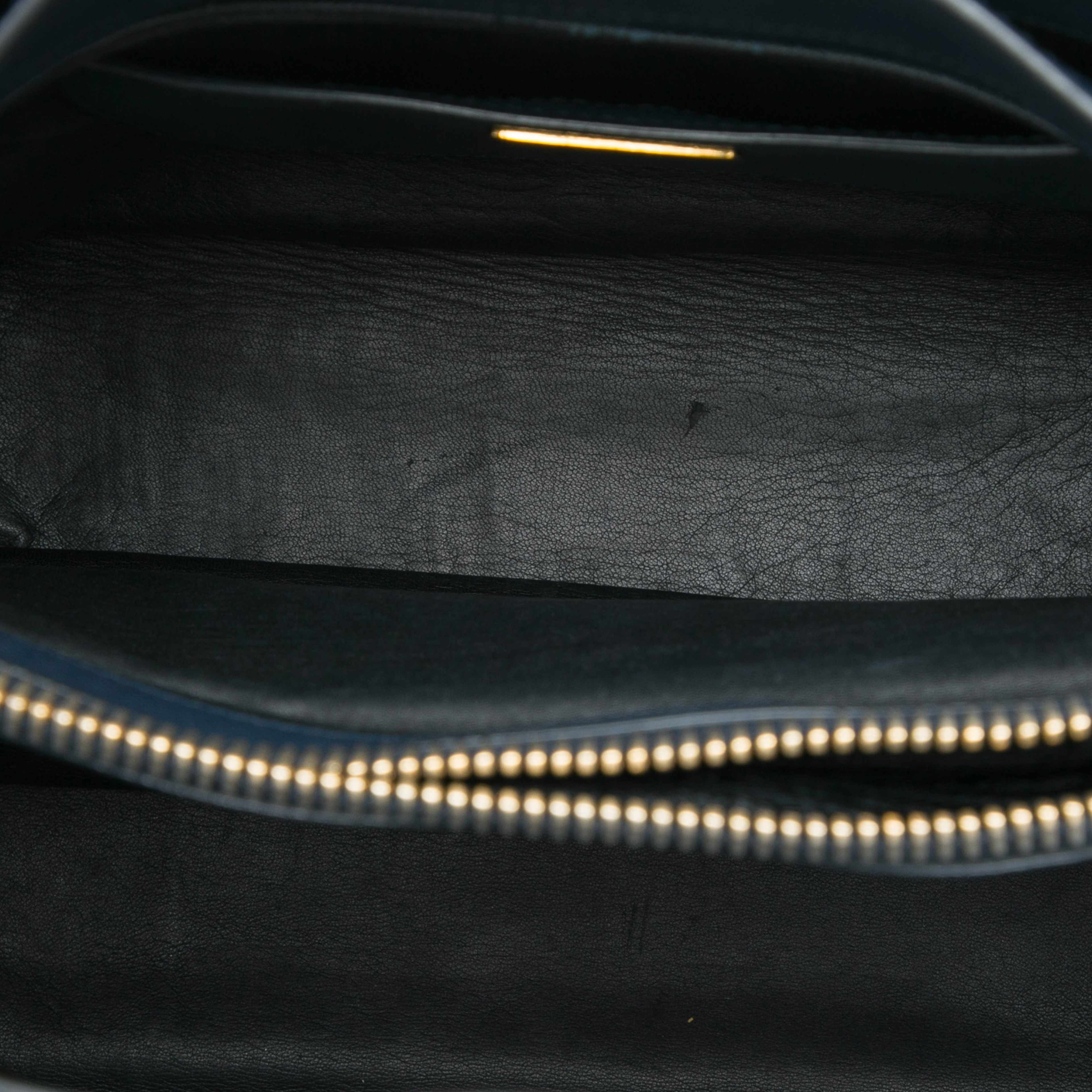 Prada Saffiano Soft Triple Pocket Tote, från Luxclusif, i färgen blå. Klicka för att öppna bilden i stort format