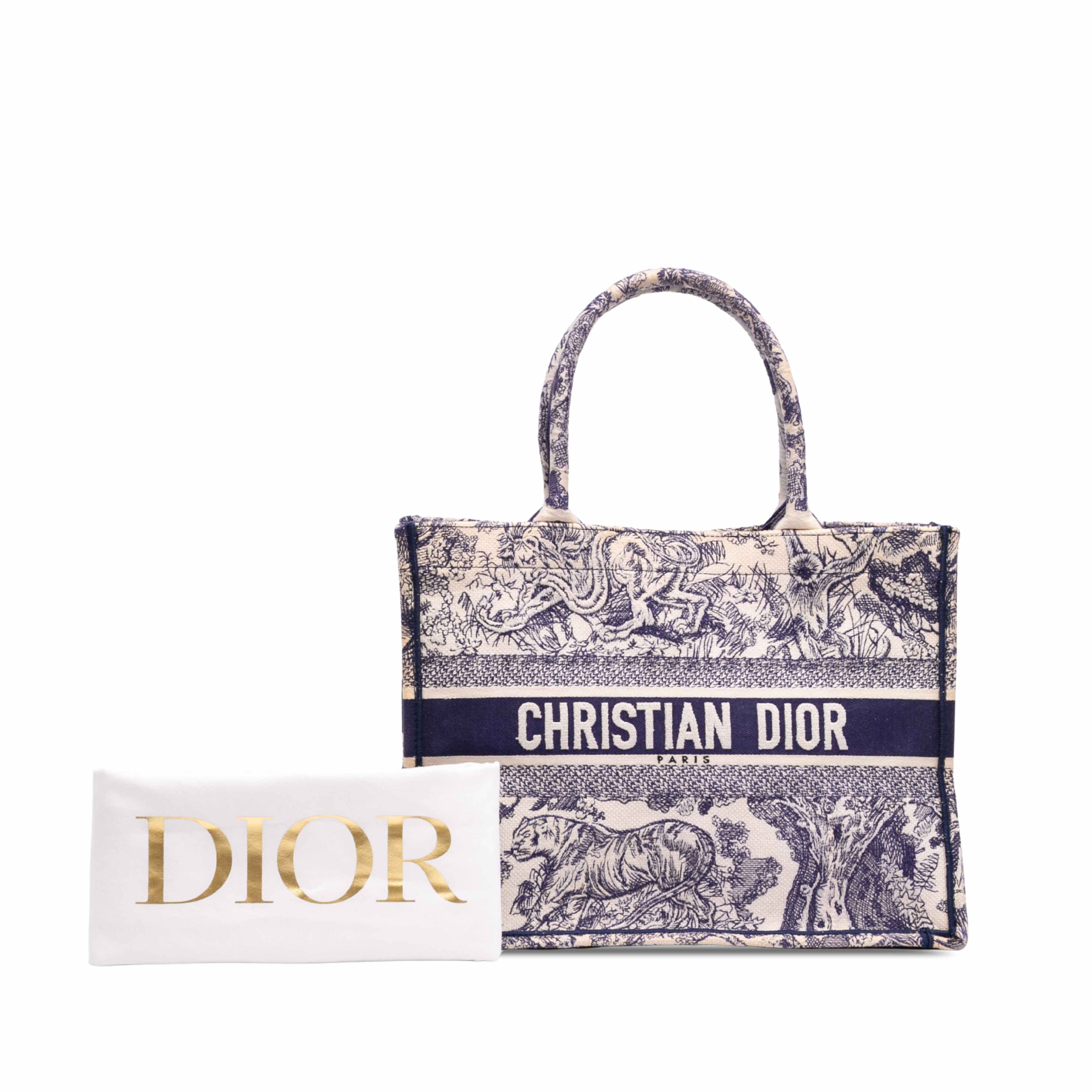 Dior Medium Canvas Embroidered Dioriviera Toile De Jouy Book Tote, från Luxclusif, i färgen blå. Klicka för att öppna bilden i stort format