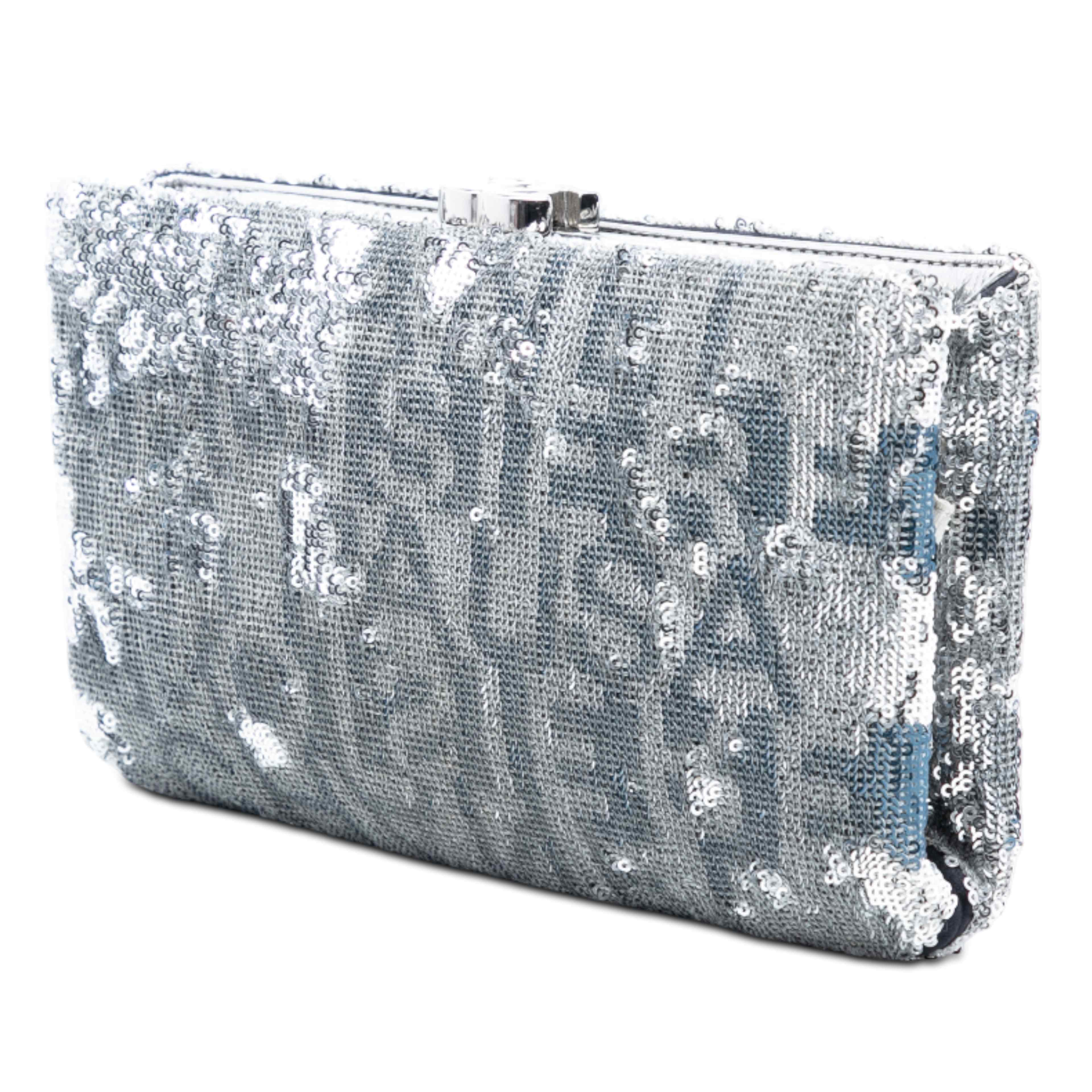 Chanel Satin Sequin Embroidered La Pausa Evening Clutch, från Luxclusif, i färgen blå. Klicka för att öppna bilden i stort format