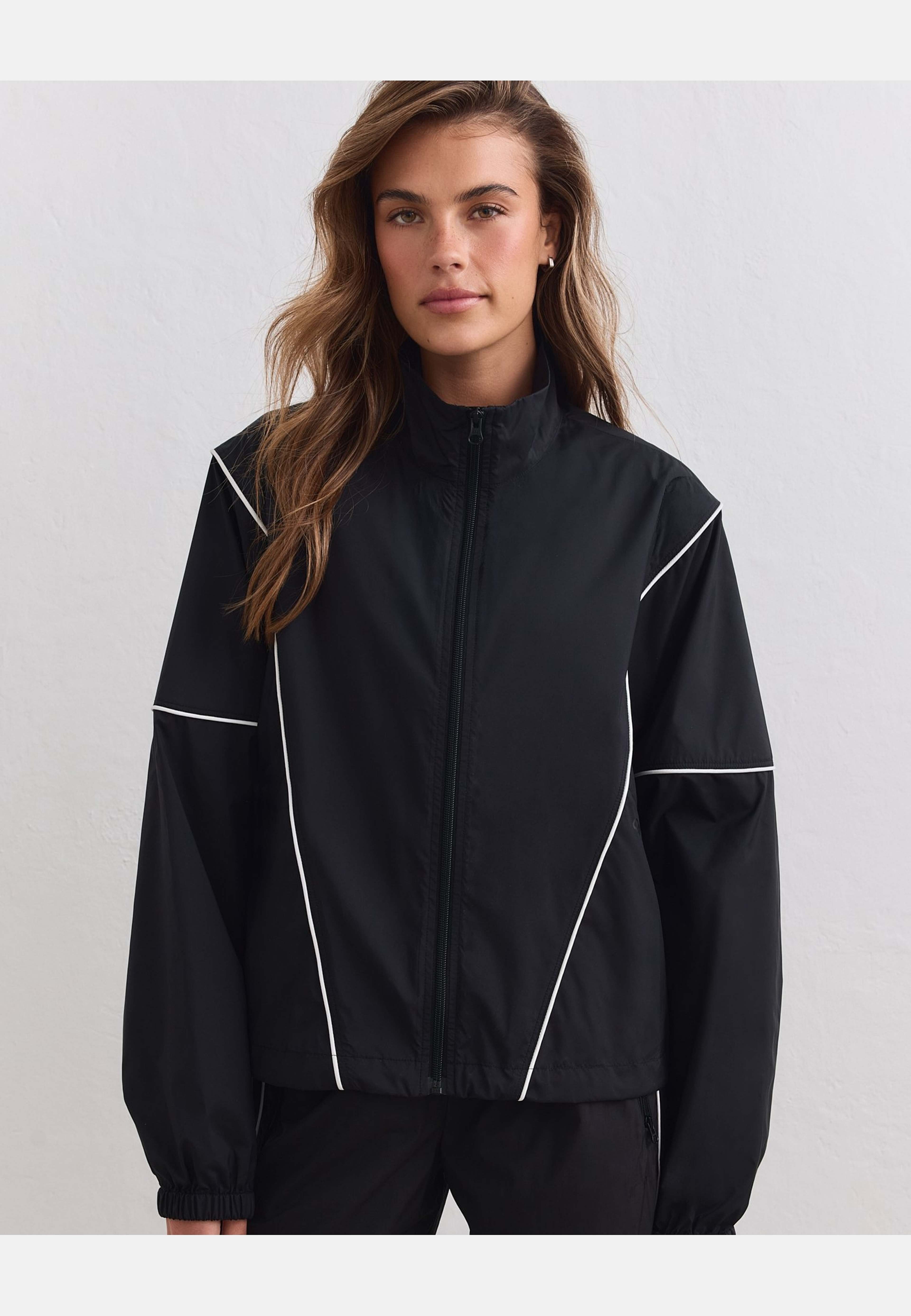 Balance Windstopper Tracksuit Jacket, från aim'n, i färgen black. Klicka för att öppna bilden i stort format