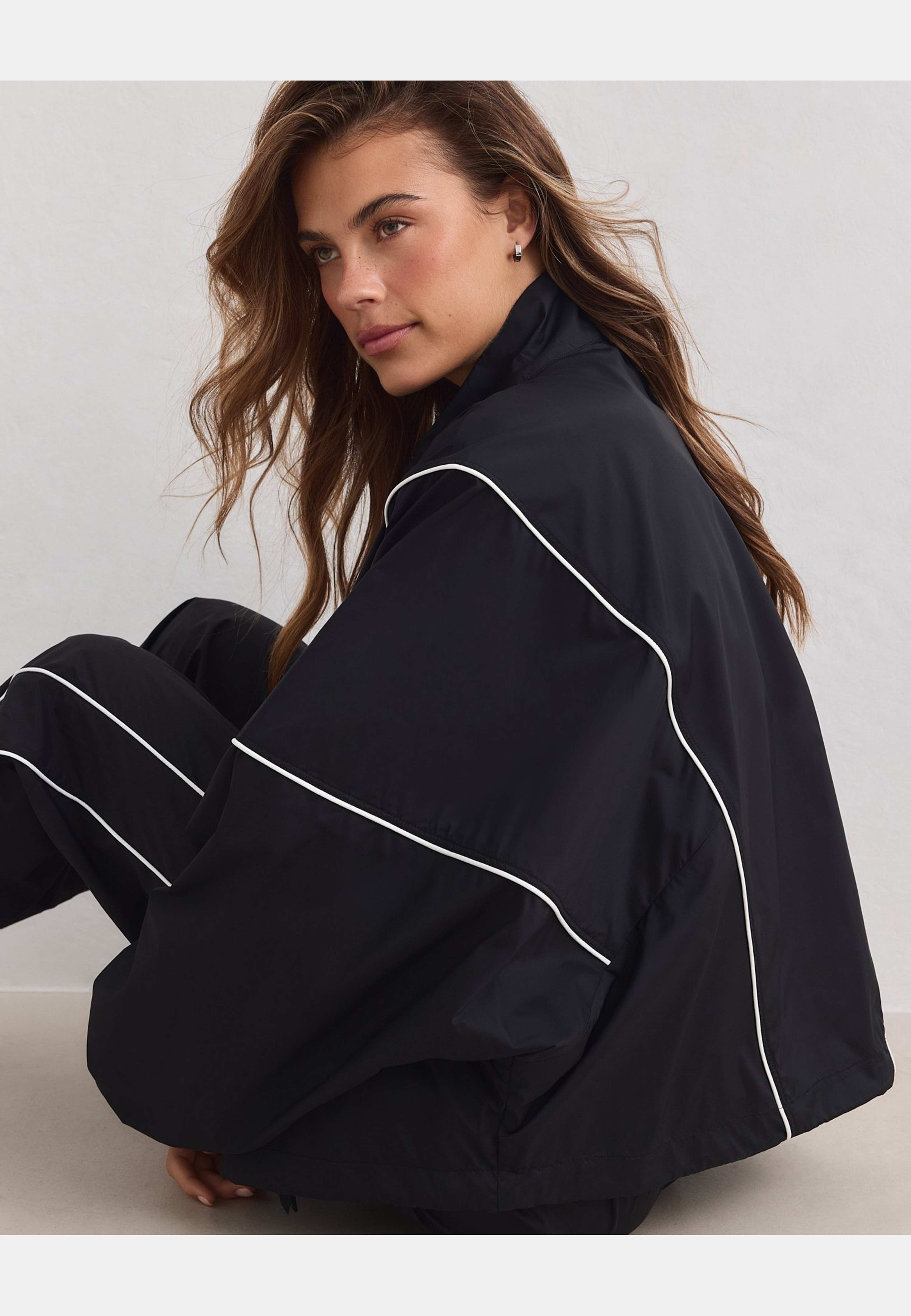 Balance Windstopper Tracksuit Jacket, från aim'n, i färgen black. Klicka för att öppna bilden i stort format