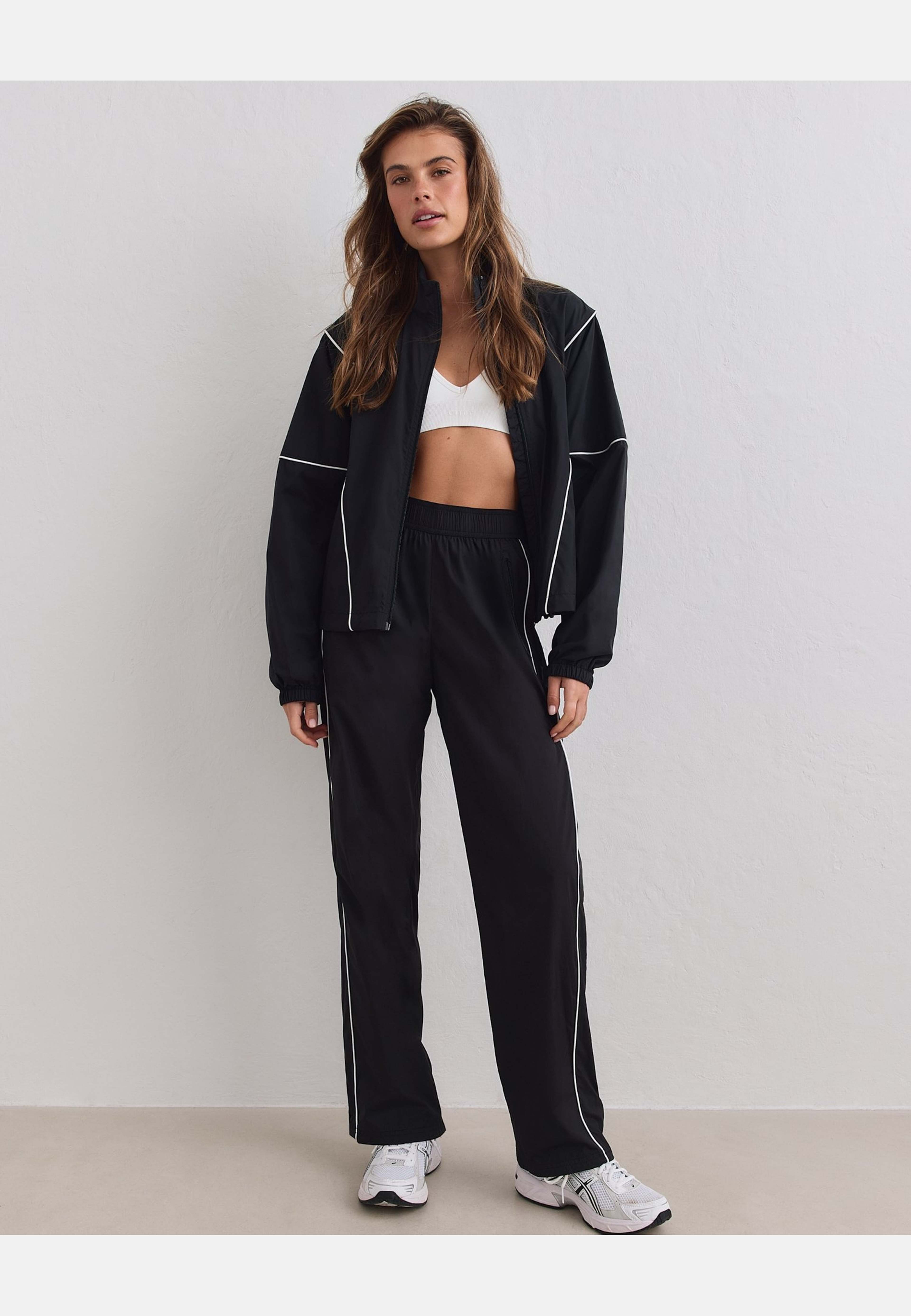 Balance Windstopper Tracksuit Jacket, från aim'n, i färgen black. Klicka för att öppna bilden i stort format