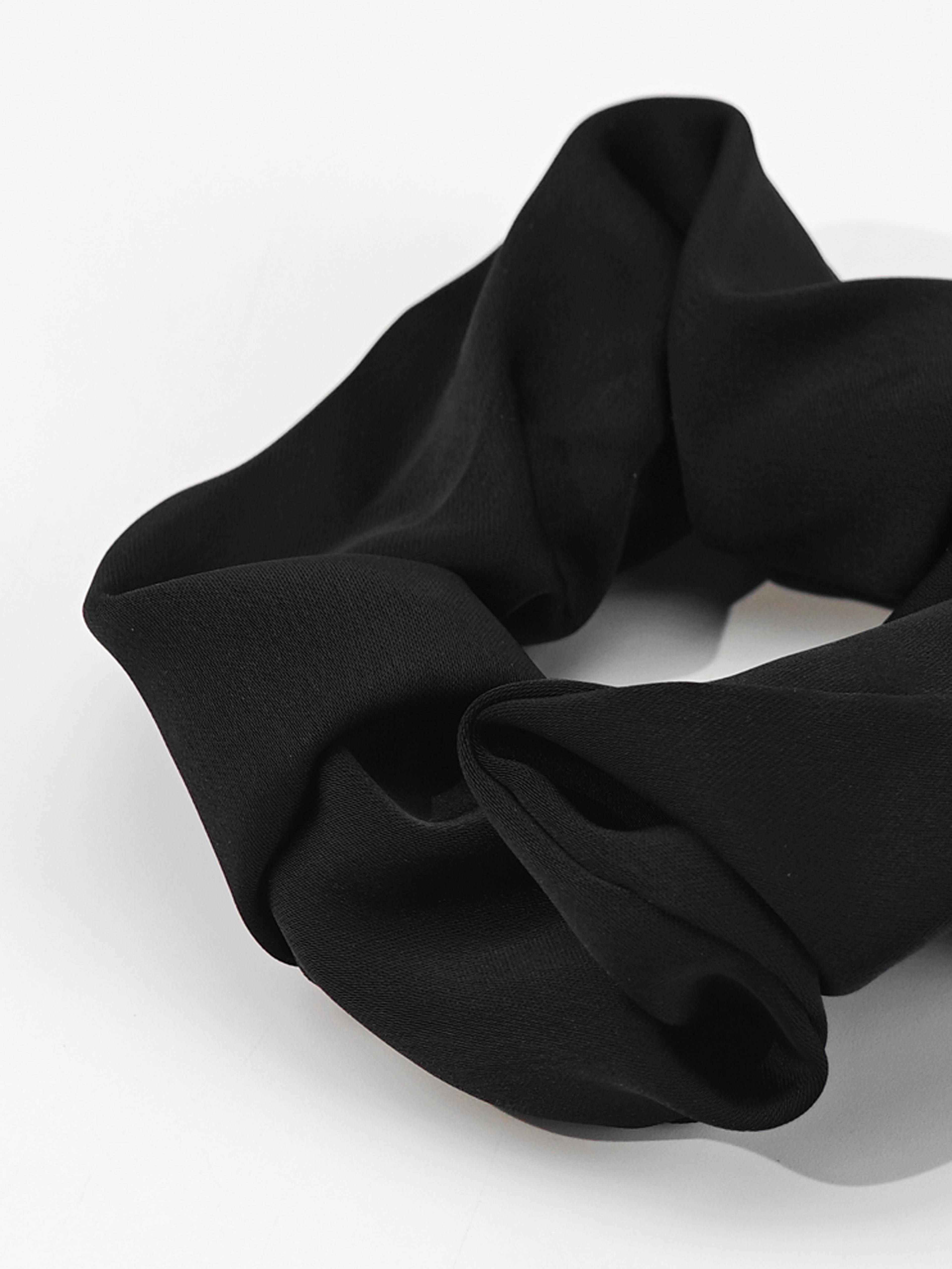 Scrunchie, från Å BEAUTY, i färgen Black. Klicka för att öppna bilden i stort format
