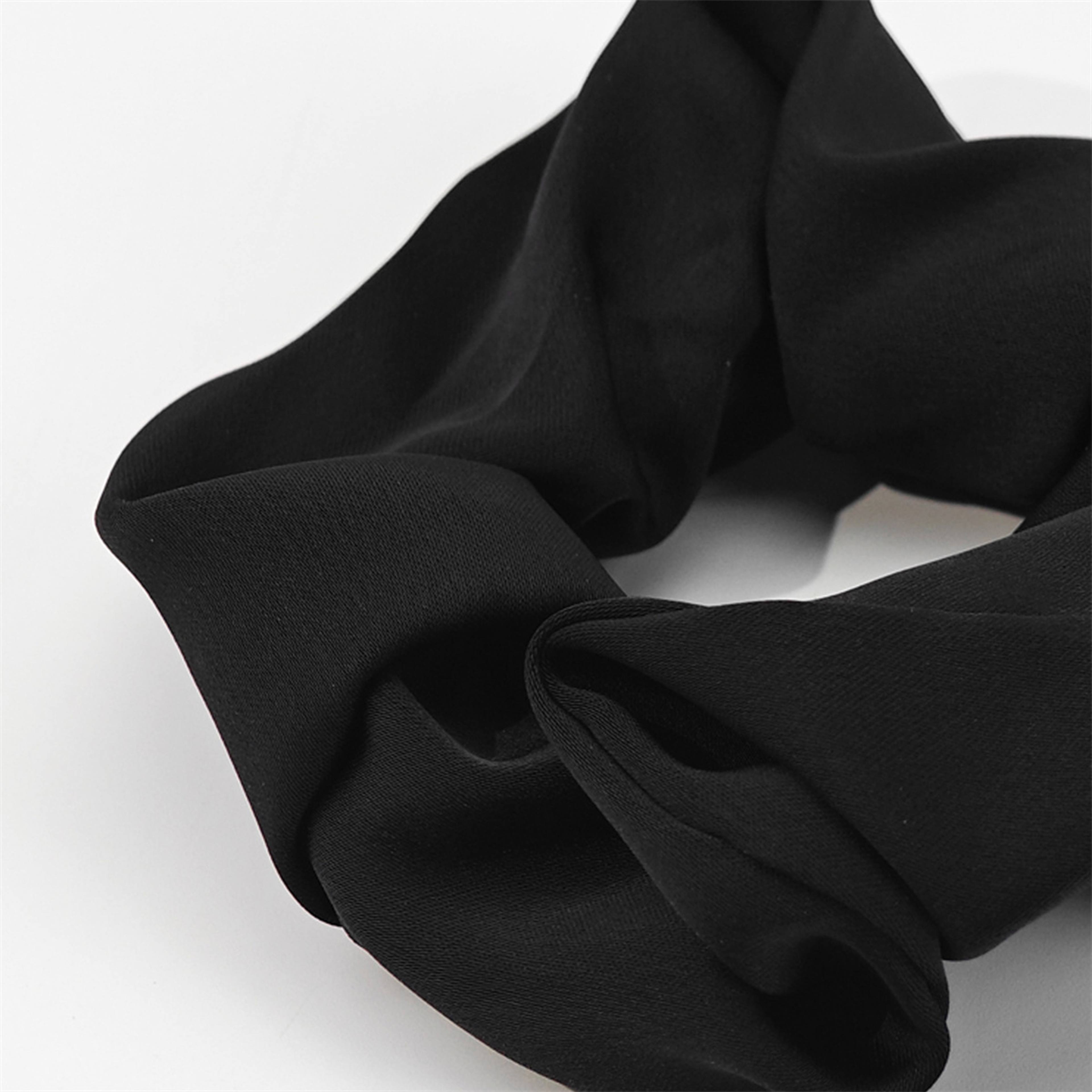 Scrunchie, från Å BEAUTY, i färgen Black. Klicka för att öppna bilden i stort format