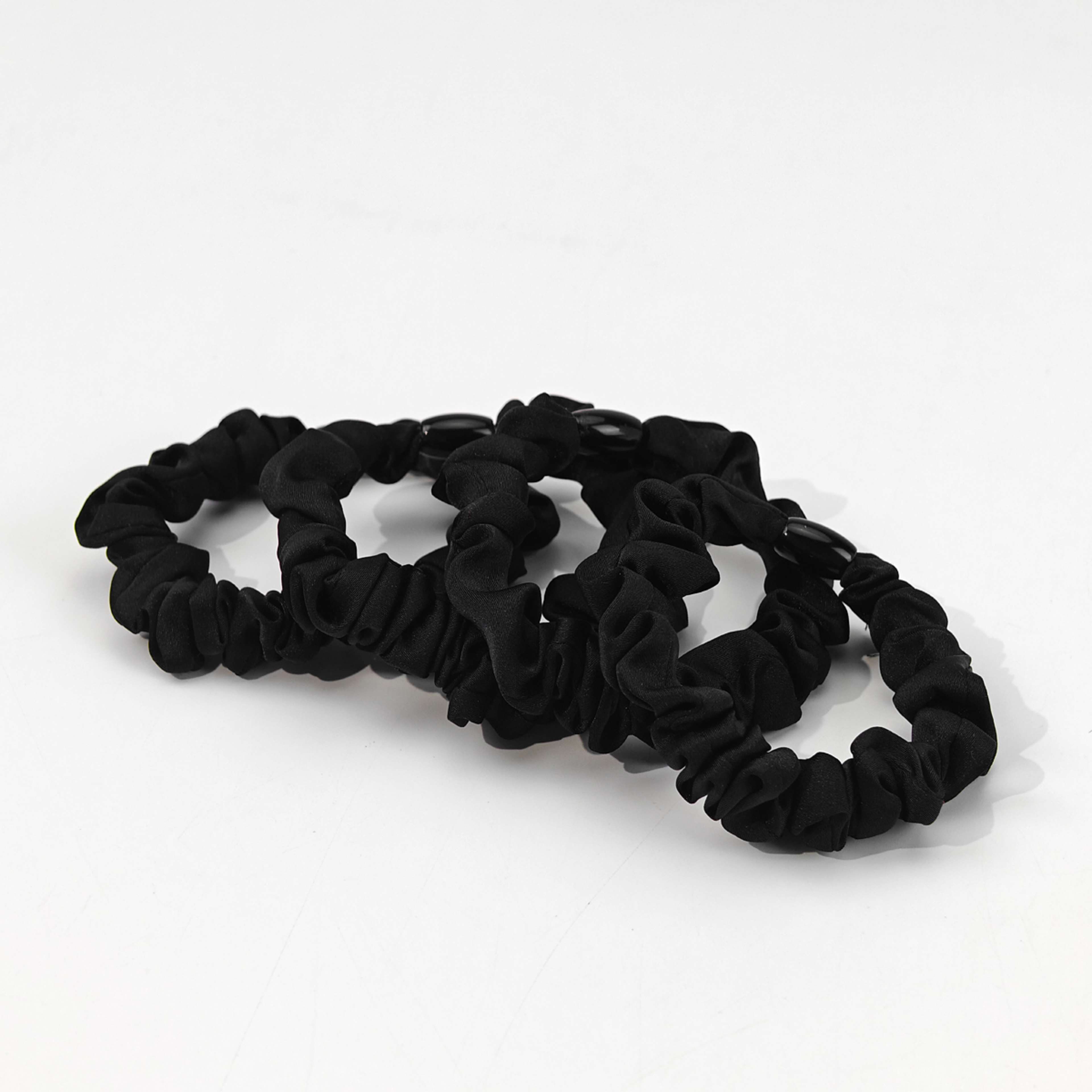 Scrunchies, 4-pack, från Å BEAUTY, i färgen Black. Klicka för att öppna bilden i stort format