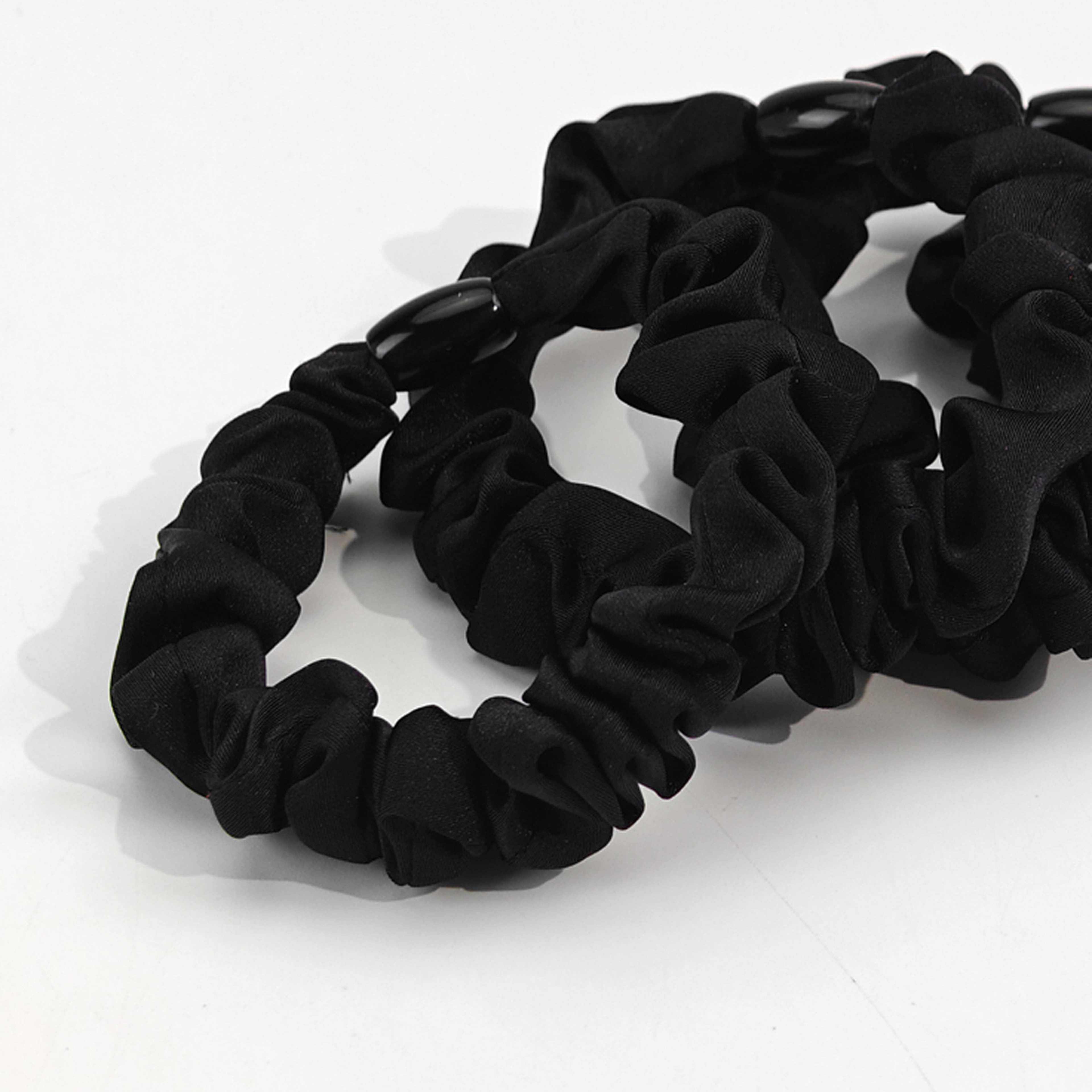 Scrunchies, 4-pack, från Å BEAUTY, i färgen Black. Klicka för att öppna bilden i stort format