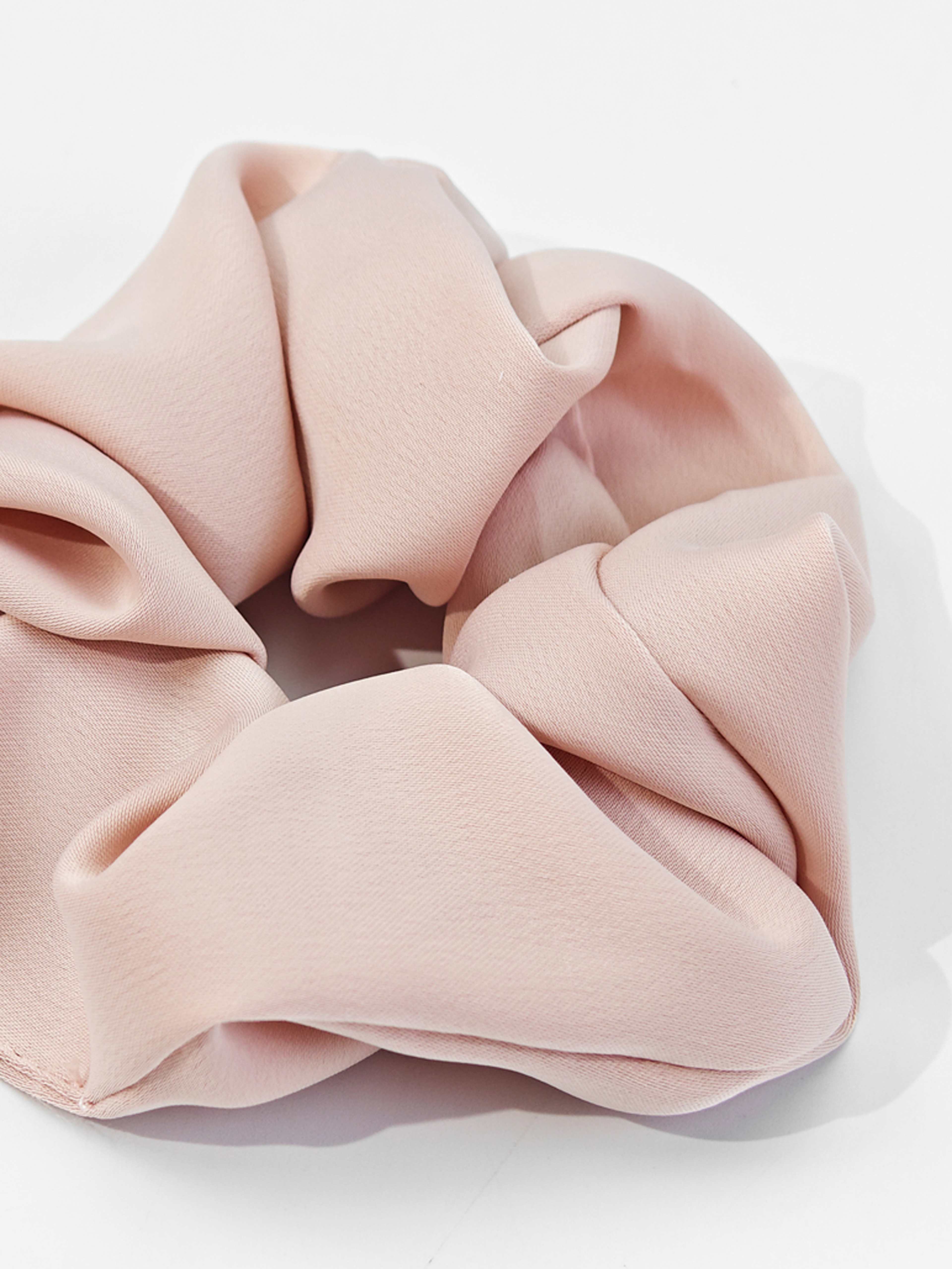 Scrunchie, från Å BEAUTY, i färgen Old Pink. Klicka för att öppna bilden i stort format