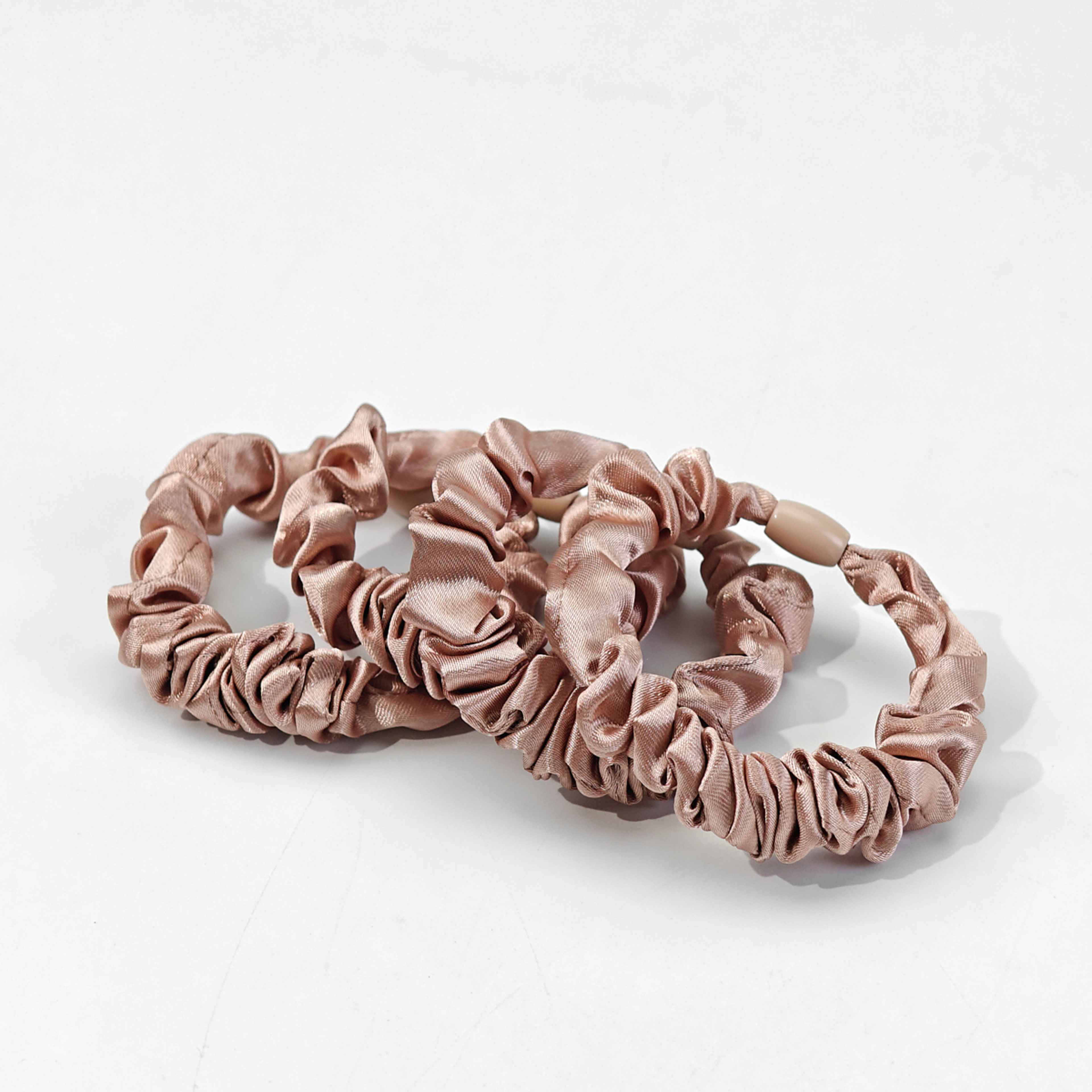 Scrunchies, 4-pack, från Å BEAUTY, i färgen Old Pink. Klicka för att öppna bilden i stort format