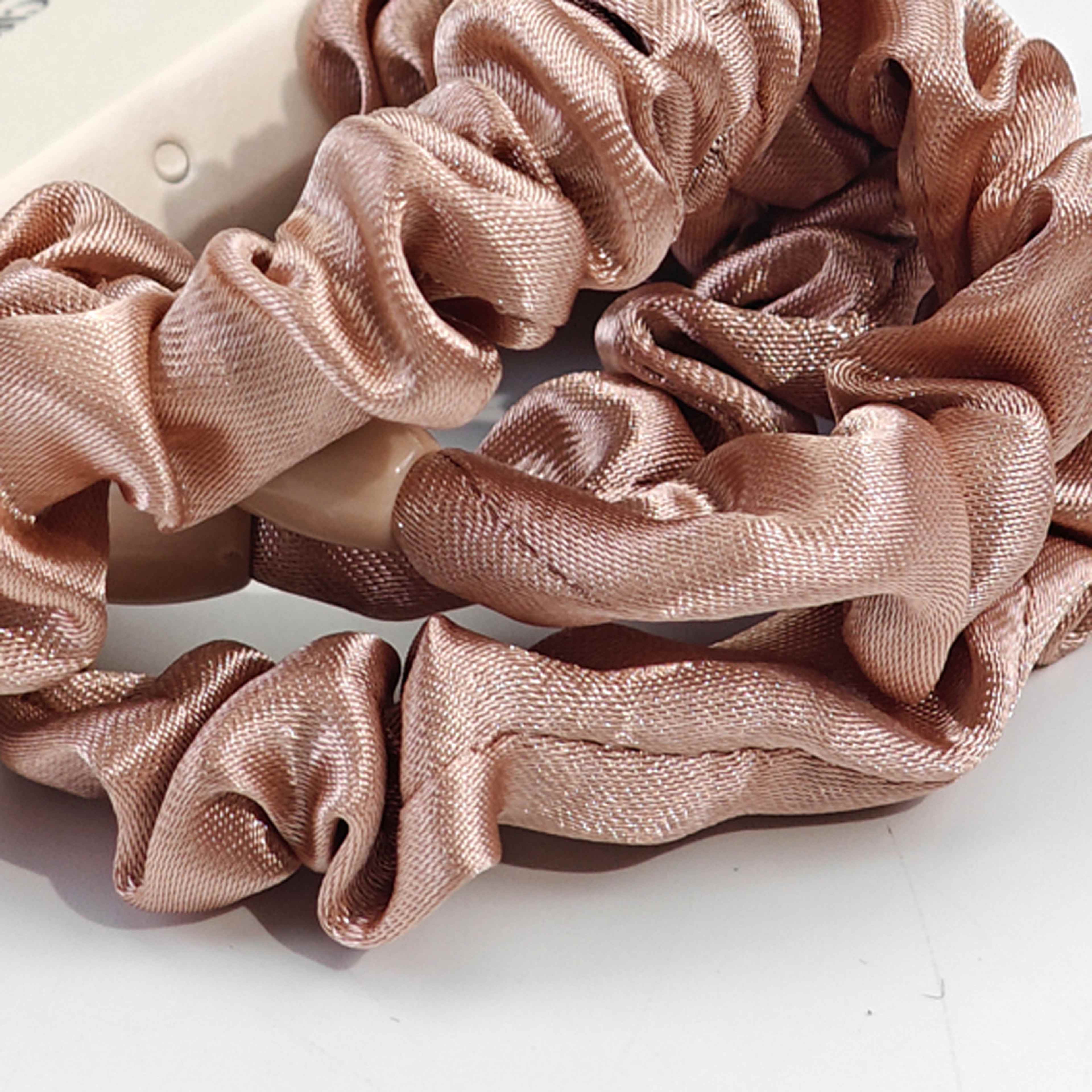 Scrunchies, 4-pack, från Å BEAUTY, i färgen Old Pink. Klicka för att öppna bilden i stort format