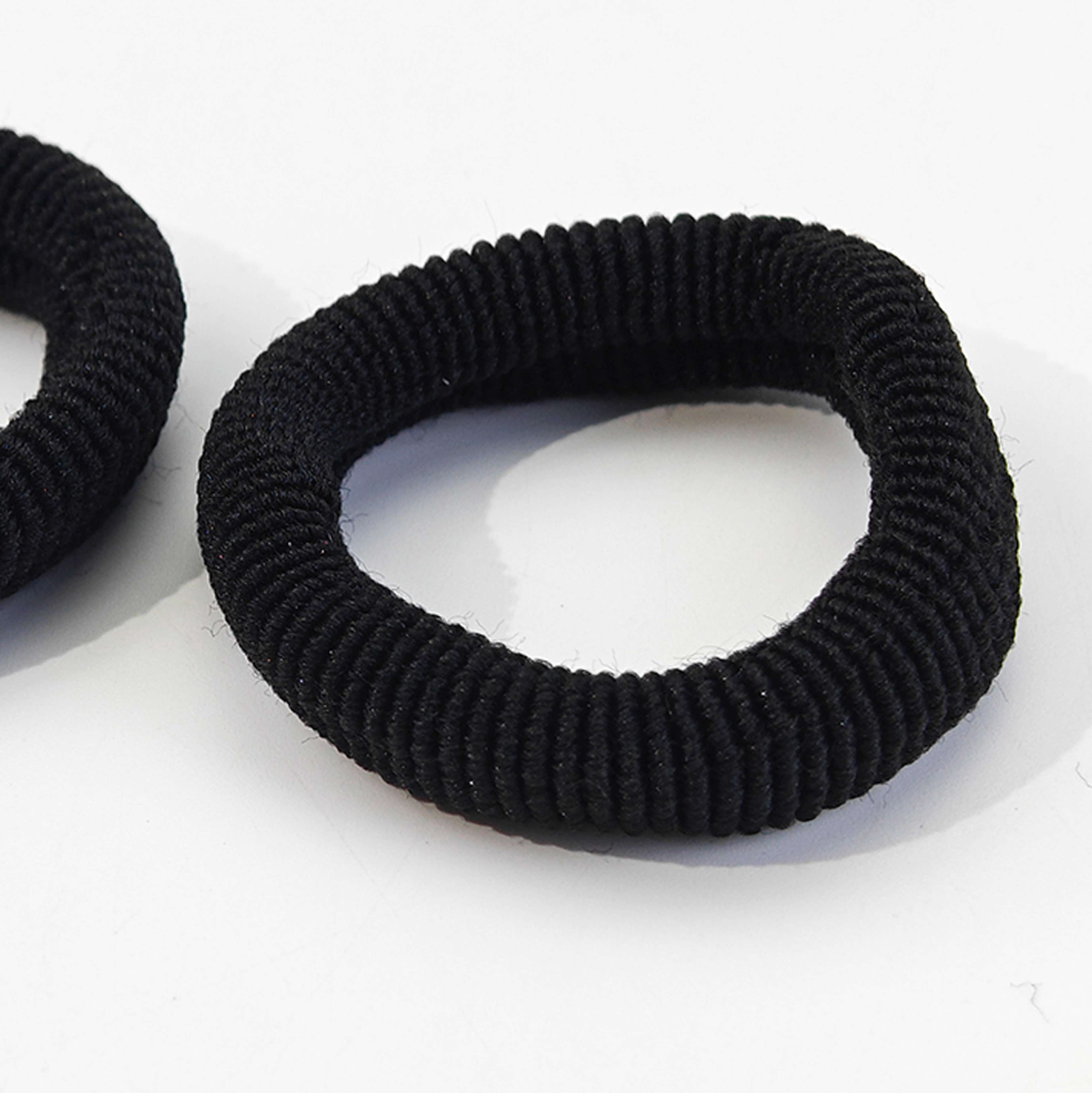 Mjuk hårsnodd, 2-pack, från Å BEAUTY, i färgen Black. Klicka för att öppna bilden i stort format