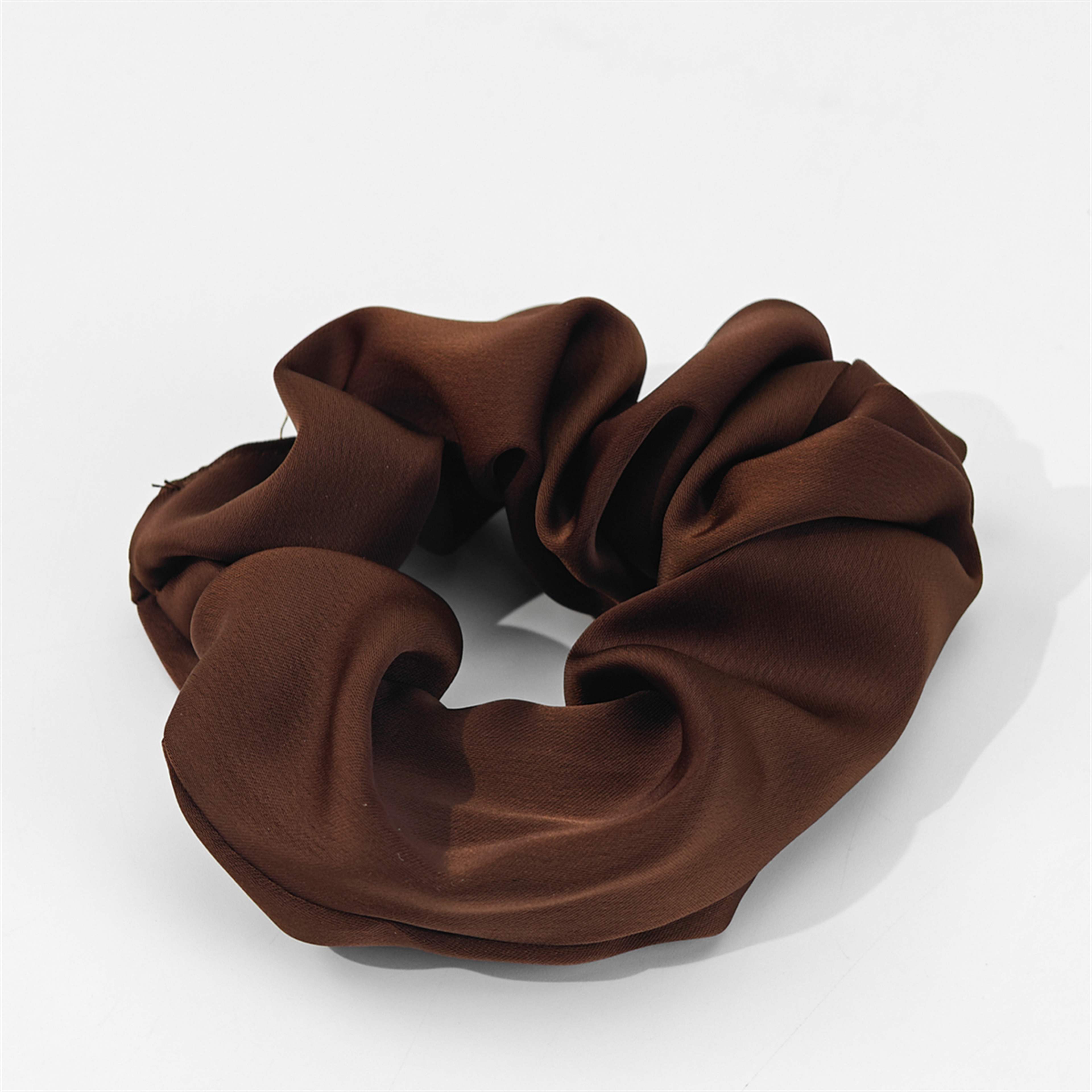 Scrunchie, från Å BEAUTY, i färgen Brown. Klicka för att öppna bilden i stort format