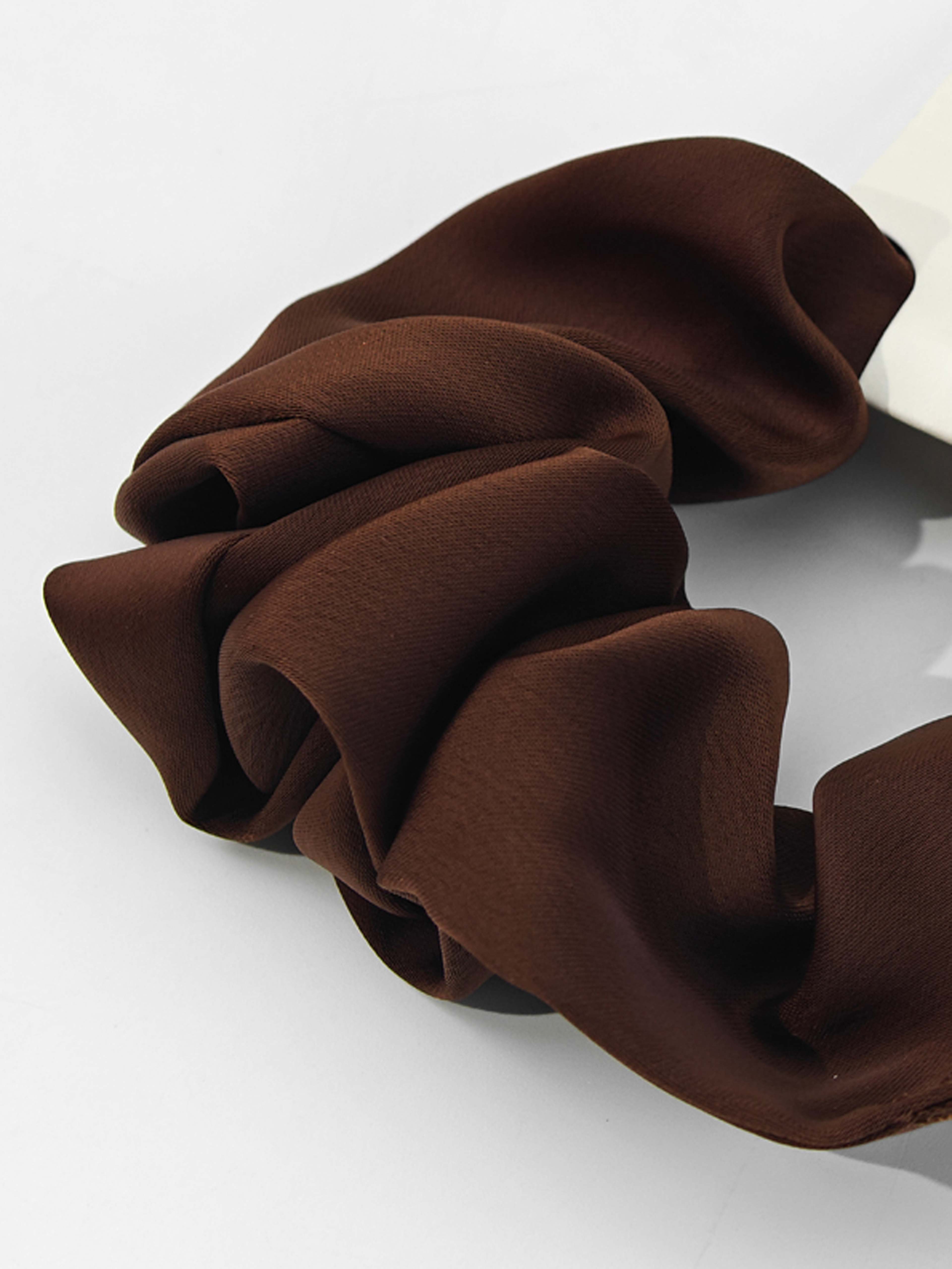 Scrunchie, från Å BEAUTY, i färgen Brown. Klicka för att öppna bilden i stort format