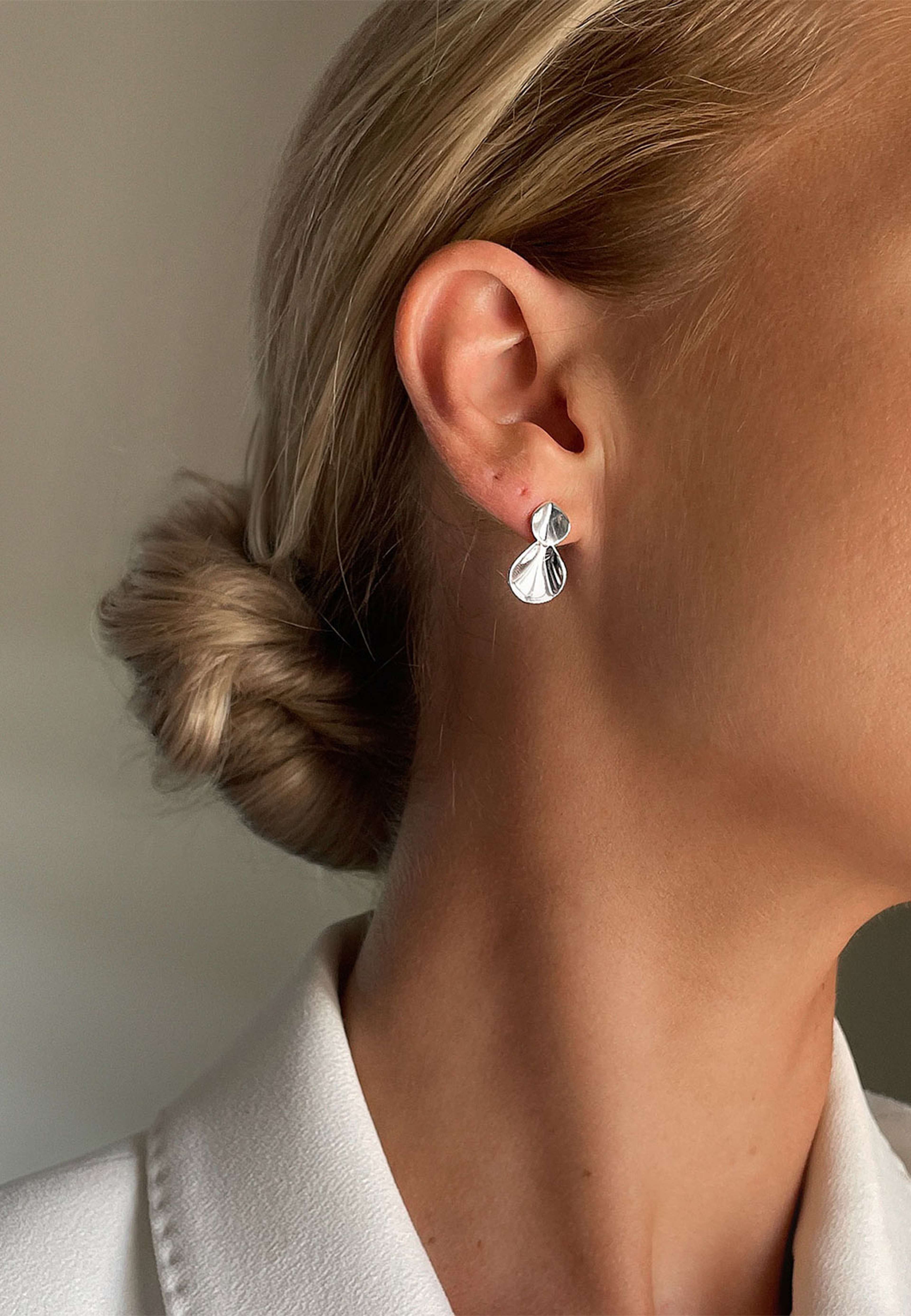 Hortensia small earrings, från Drakenberg Sjölin, i färgen Silver. Klicka för att öppna bilden i stort format