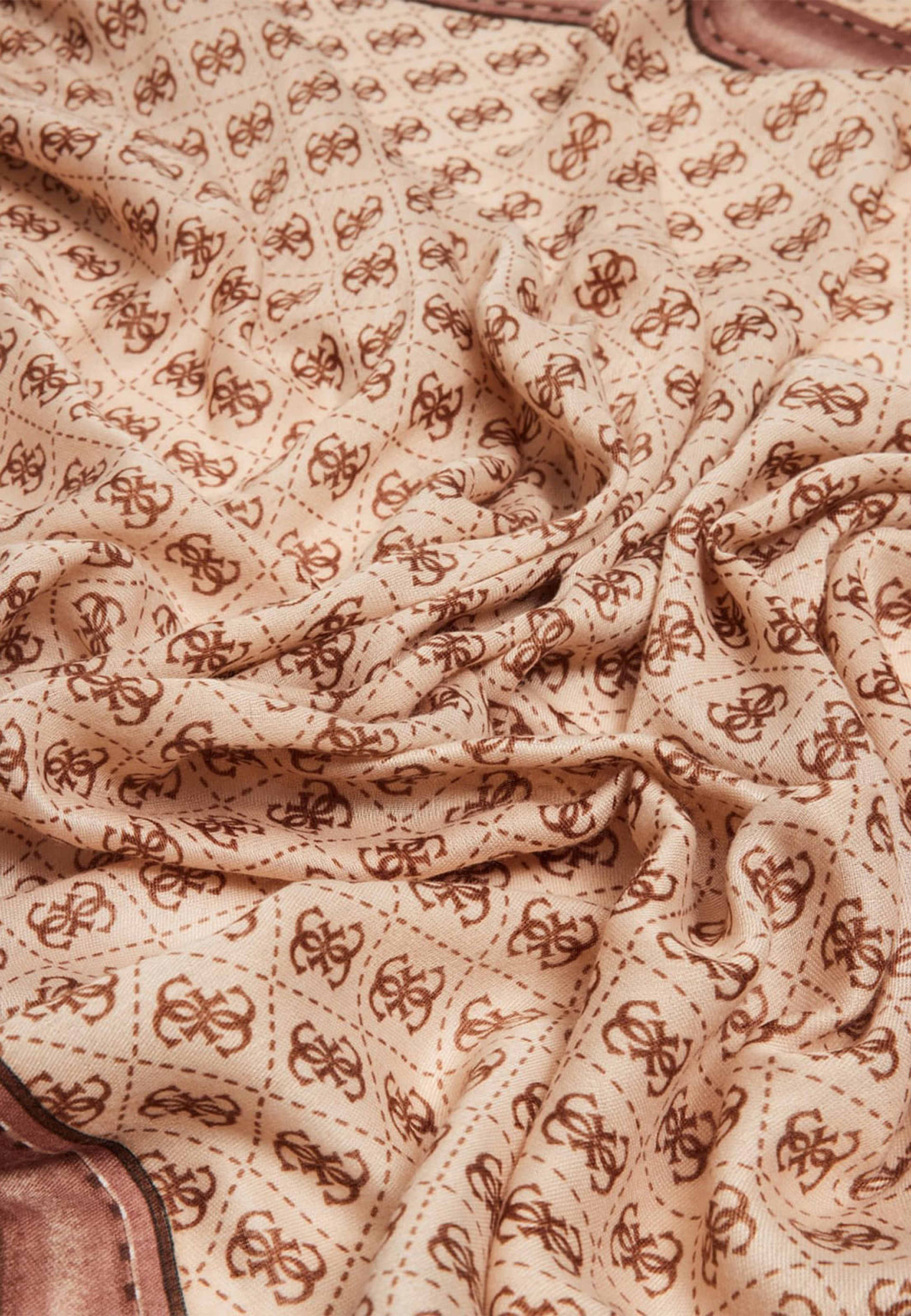 Noelle Printed Scarf 90x180, från Guess, i färgen Latte Logo. Klicka för att öppna bilden i stort format