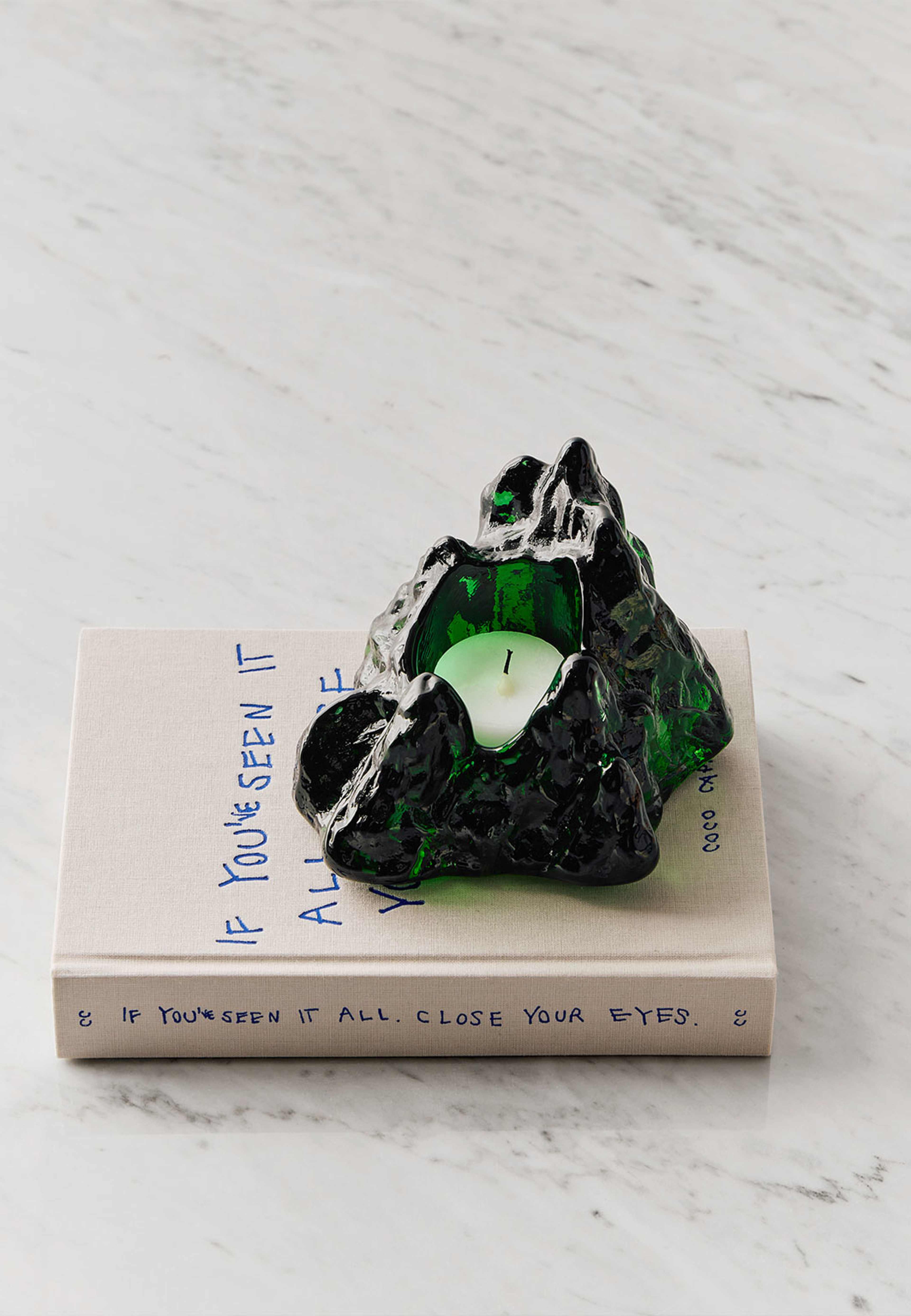 Ljuslykta The Rock, från Kosta Boda, i färgen Emerald Green. Klicka för att öppna bilden i stort format