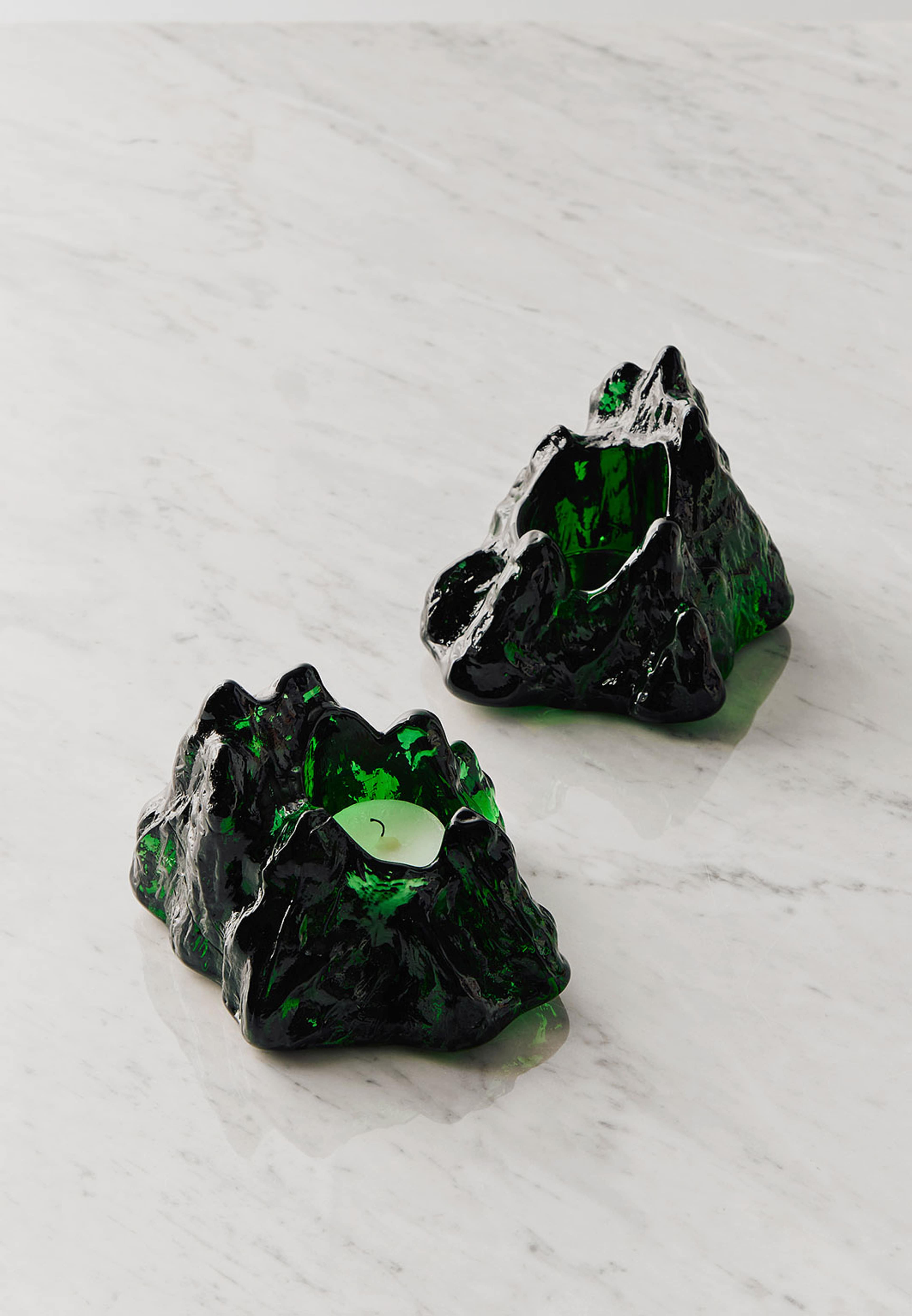 Ljuslykta The Rock, från Kosta Boda, i färgen Emerald Green. Klicka för att öppna bilden i stort format