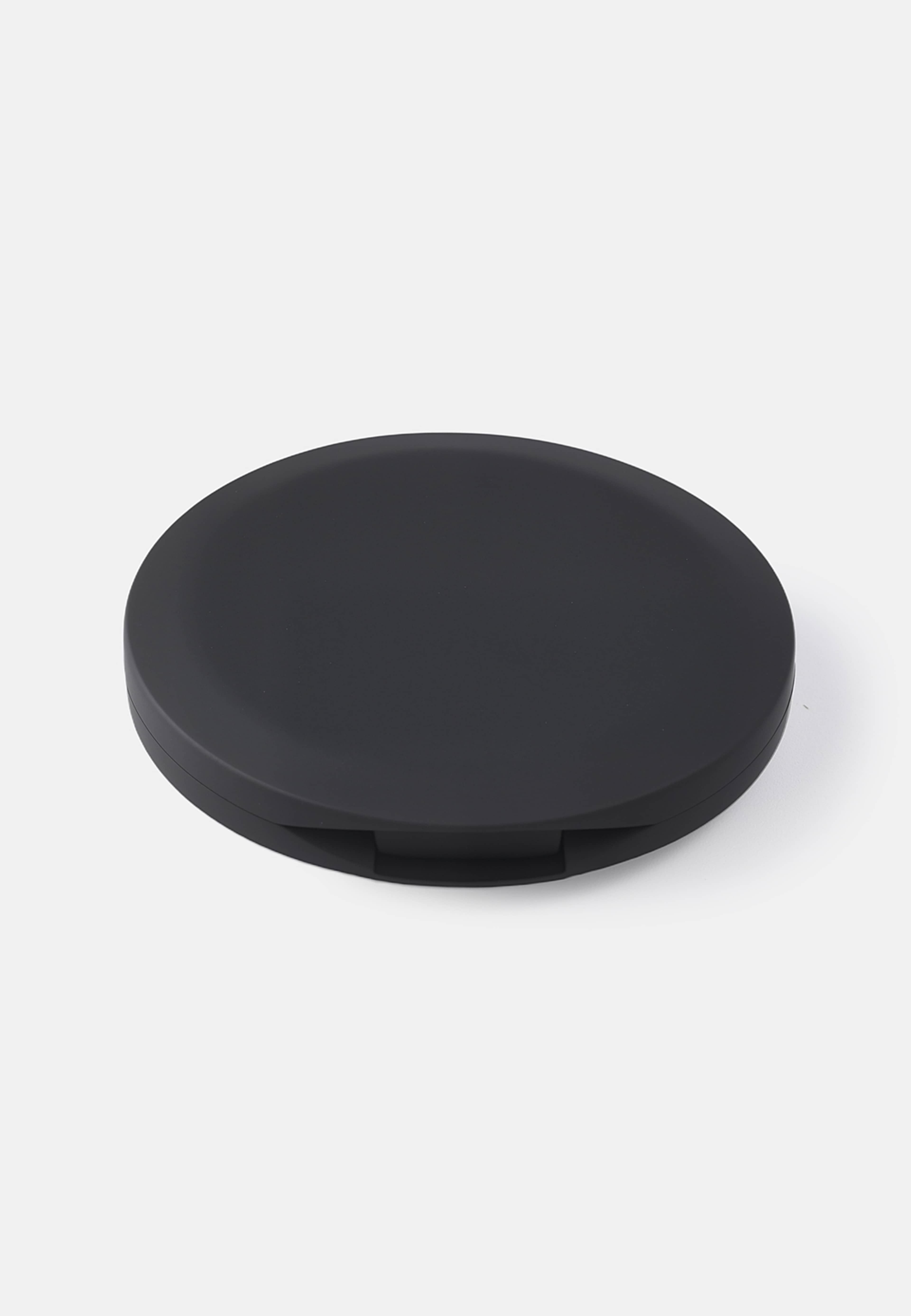 Fickspegel, rund, från Skir, i färgen Black. Klicka för att öppna bilden i stort format