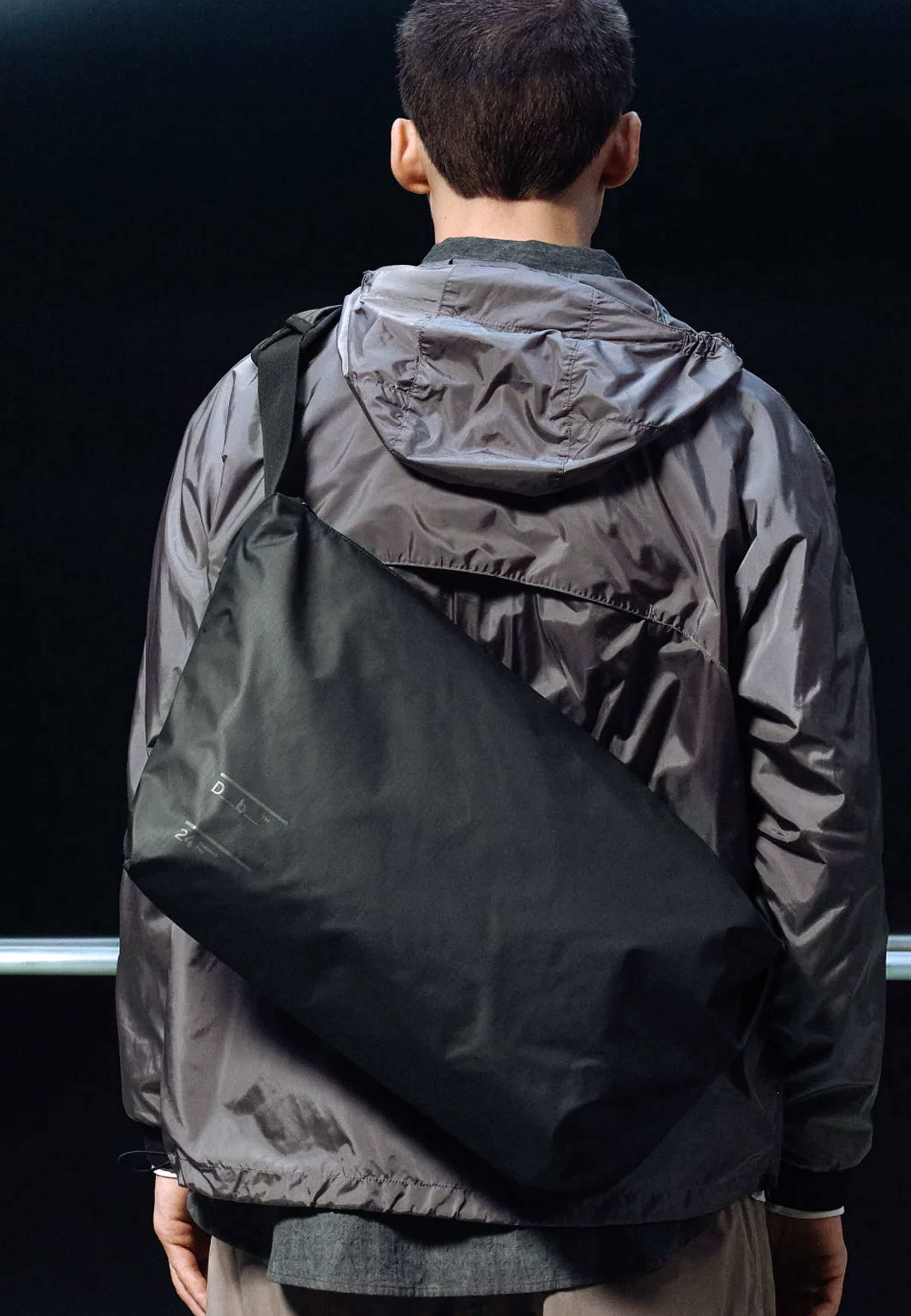 Ramverk Pro Sling Bag 24L, från DB, i färgen Blackout. Klicka för att öppna bilden i stort format