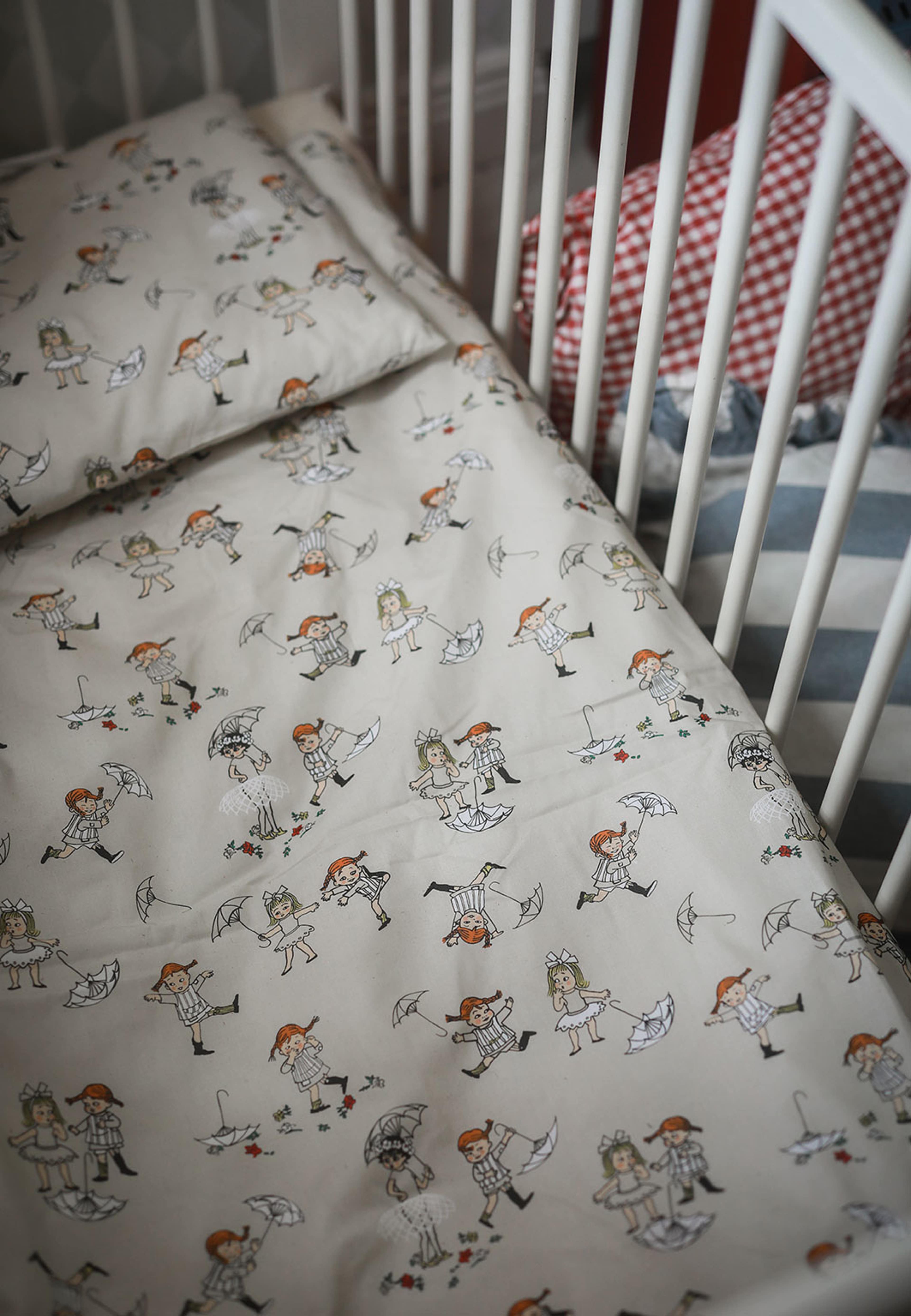 Pippi Påslakanset, spjälsäng, från PIPPI, i färgen Beige. Klicka för att öppna bilden i stort format