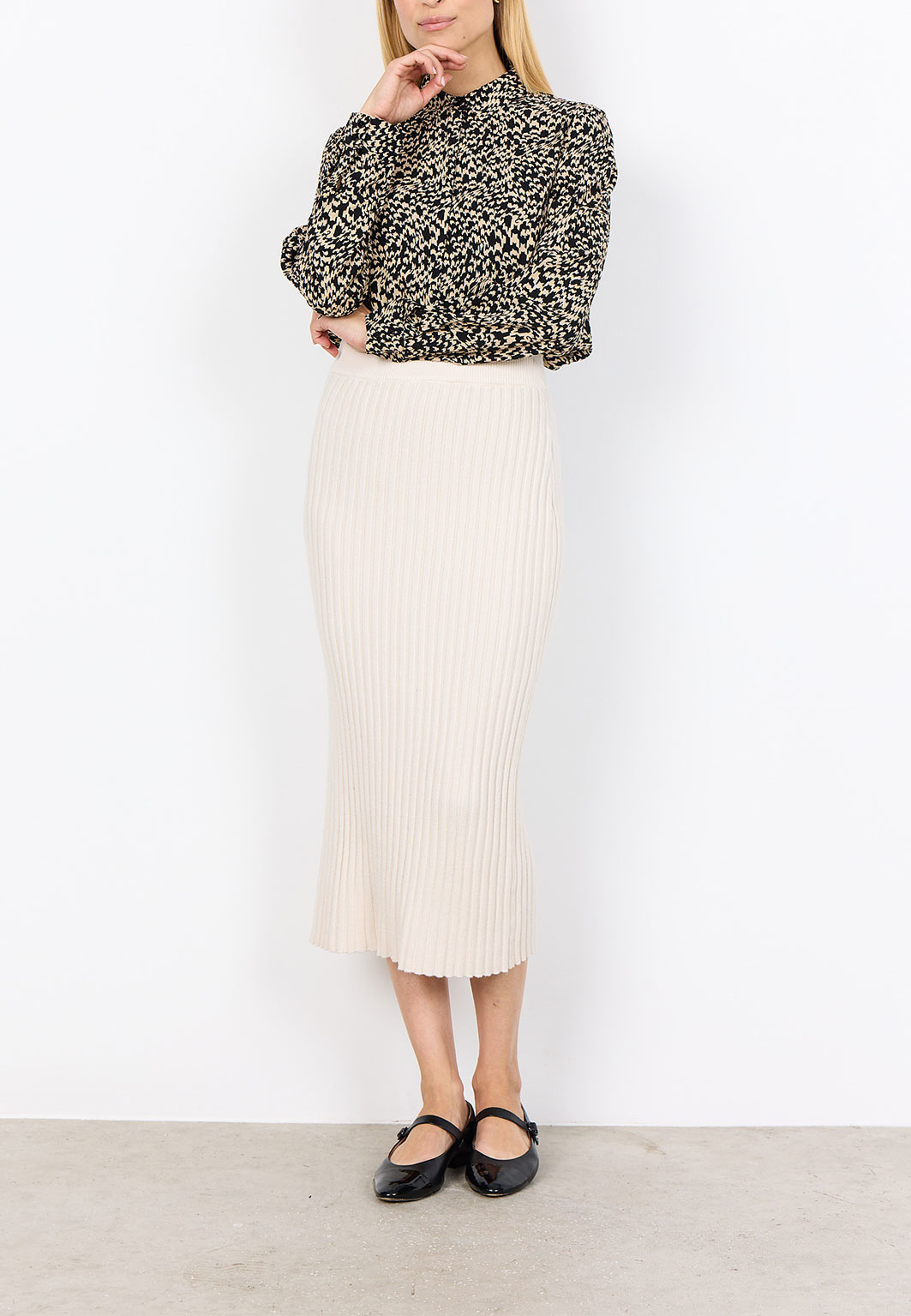 SC-Kanita 23 Skirt, från Soyaconcept, i färgen Cream Melange. Klicka för att öppna bilden i stort format