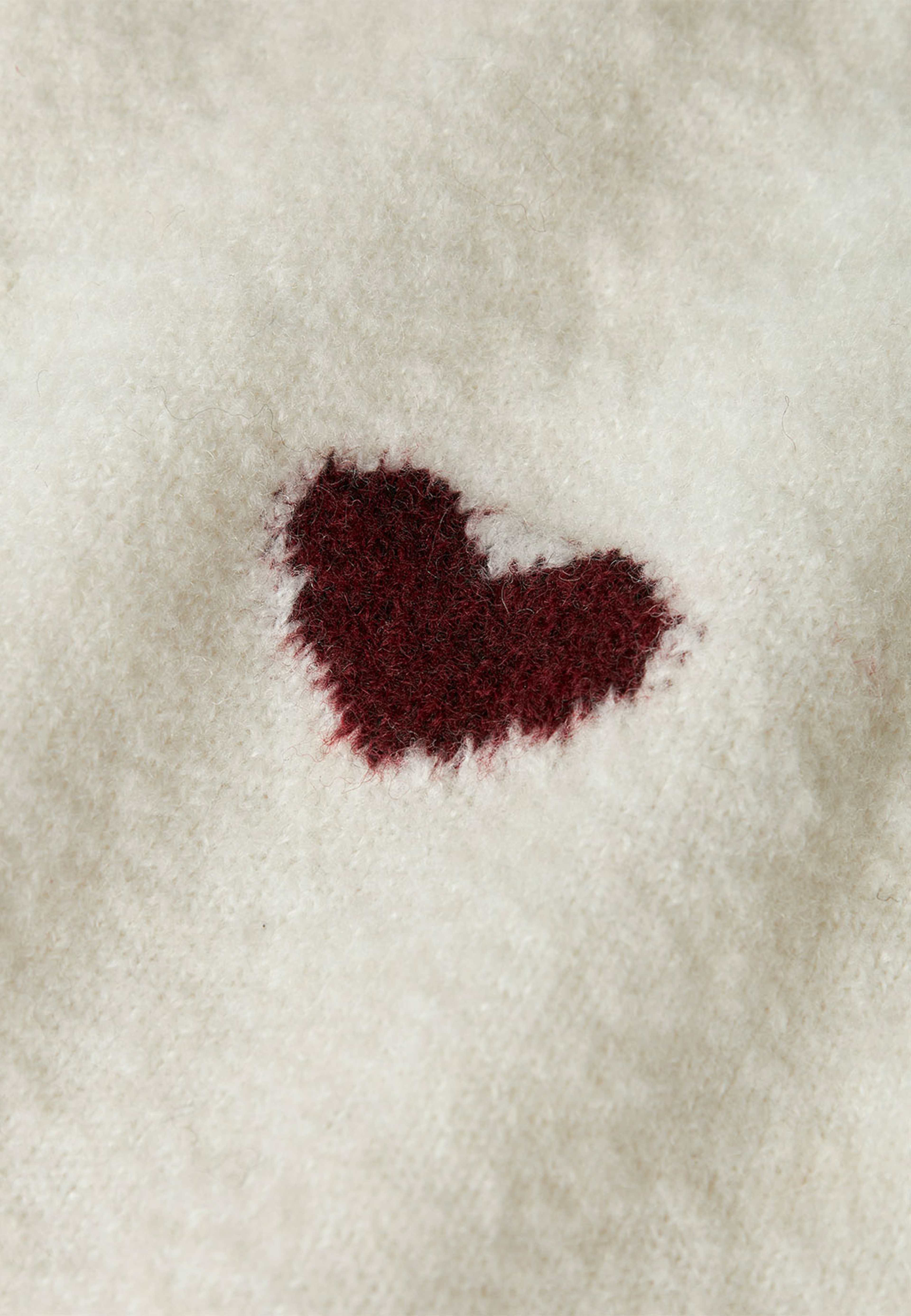 NMFONA LS KNIT, från Name It, i färgen Cloud Dancer Burgundy Hearts.