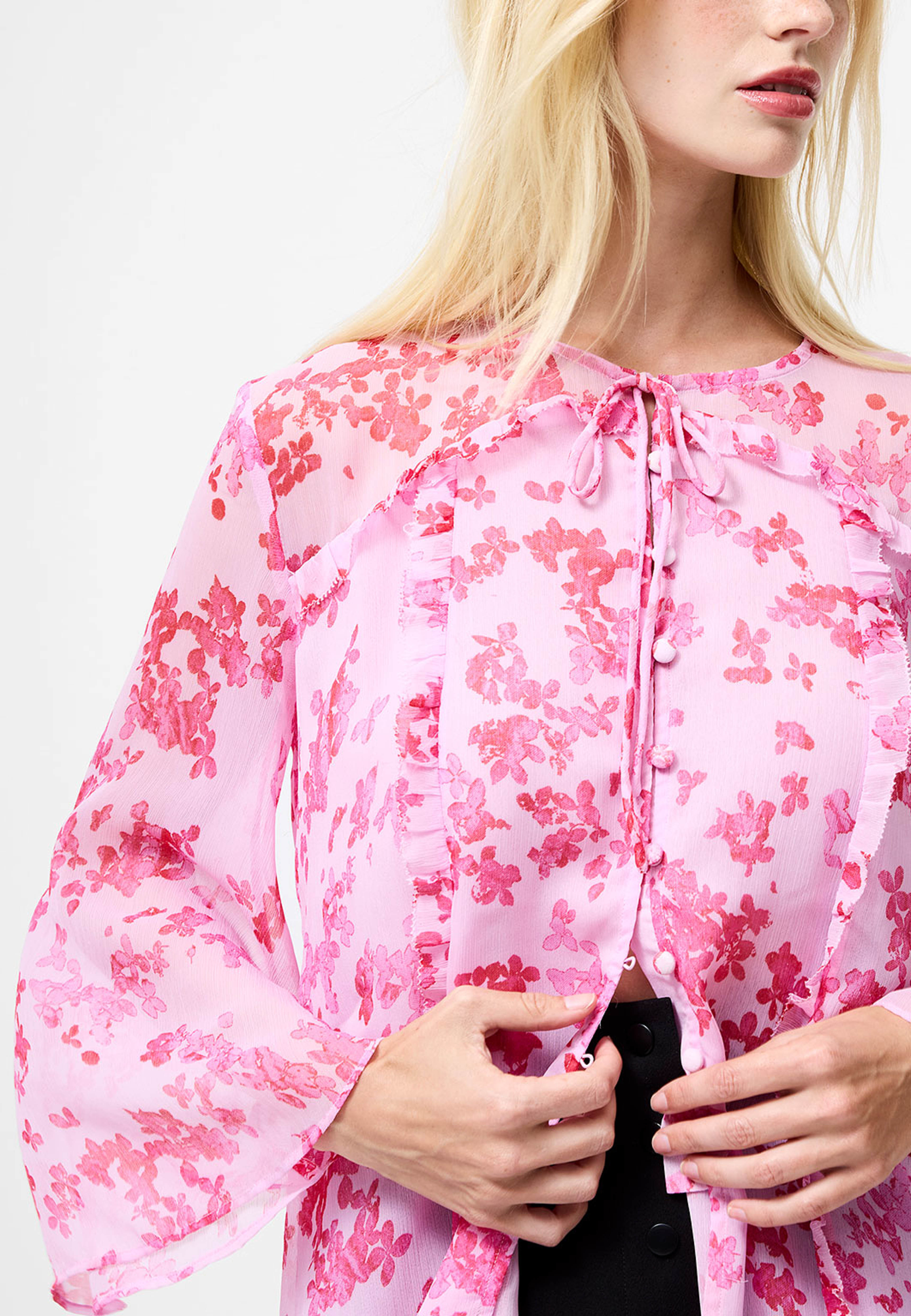 Isla Hallie Crinkle Tie Neck Top, från French Connection, i färgen Violet Pink Multi. Klicka för att öppna bilden i stort format