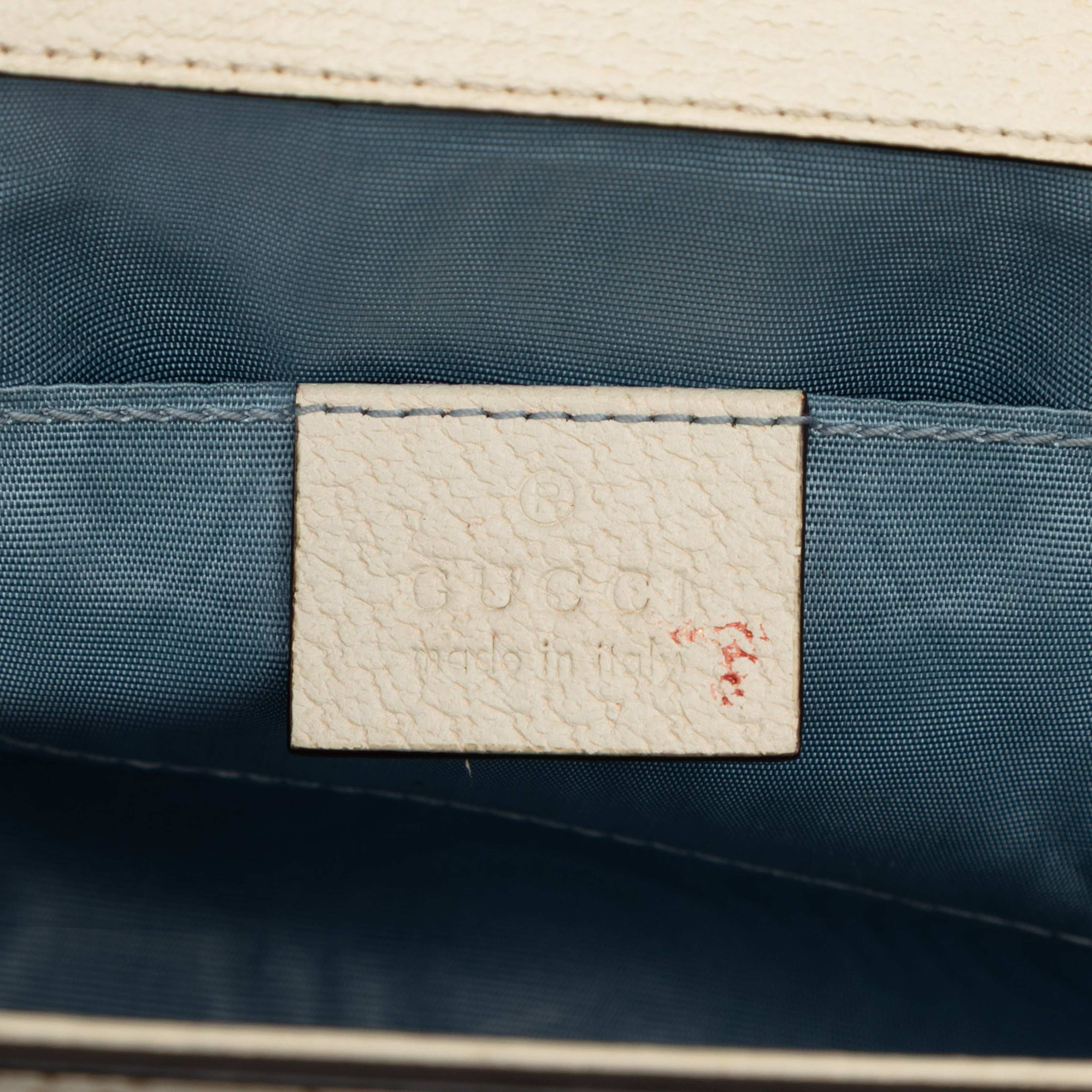 Gucci Small Leather Bee Star Padlock Crossbody, från Luxclusif, i färgen white. Klicka för att öppna bilden i stort format