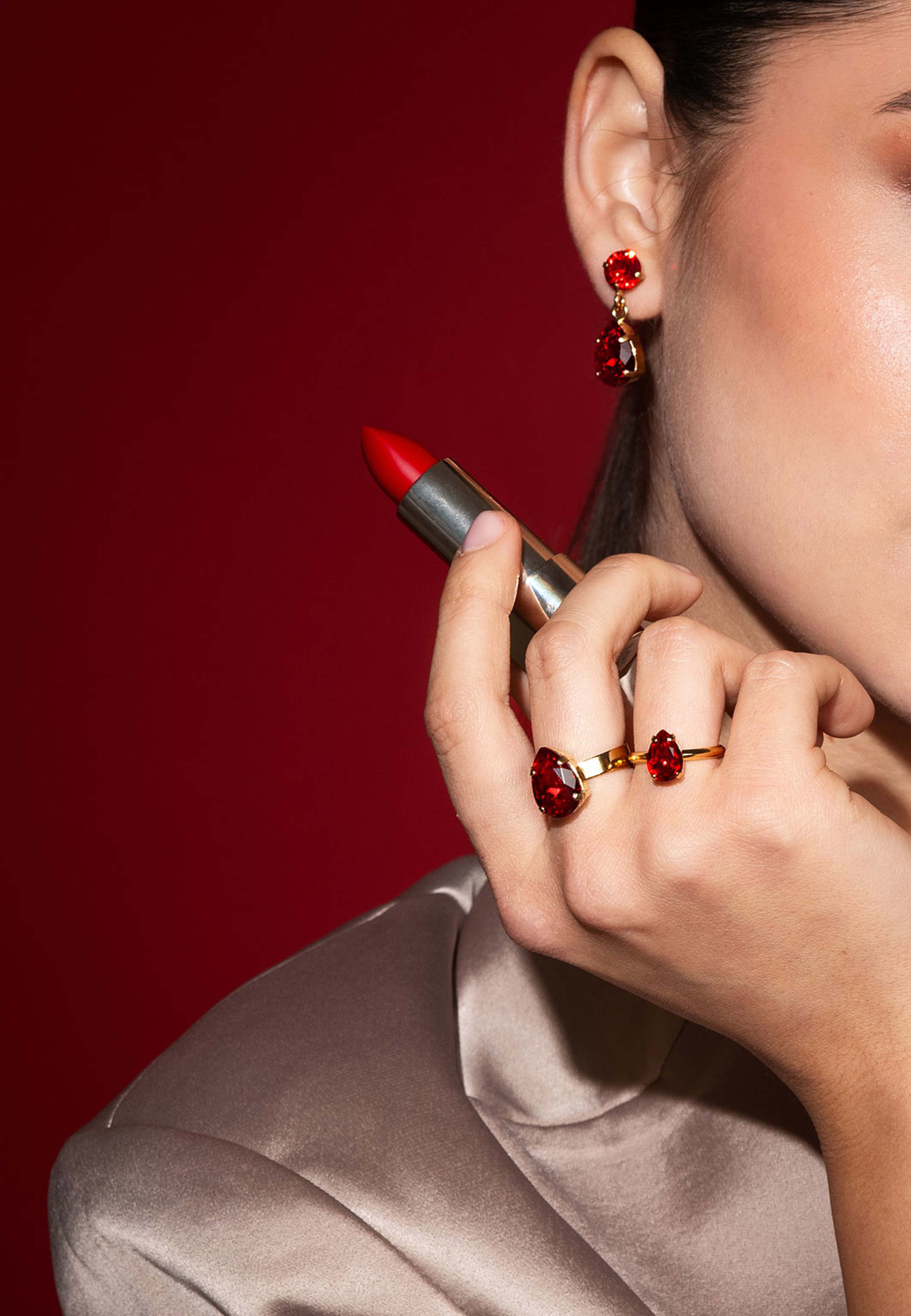 Mini Drop Earrings, från Caroline Svedbom, i färgen Gold. Klicka för att öppna bilden i stort format