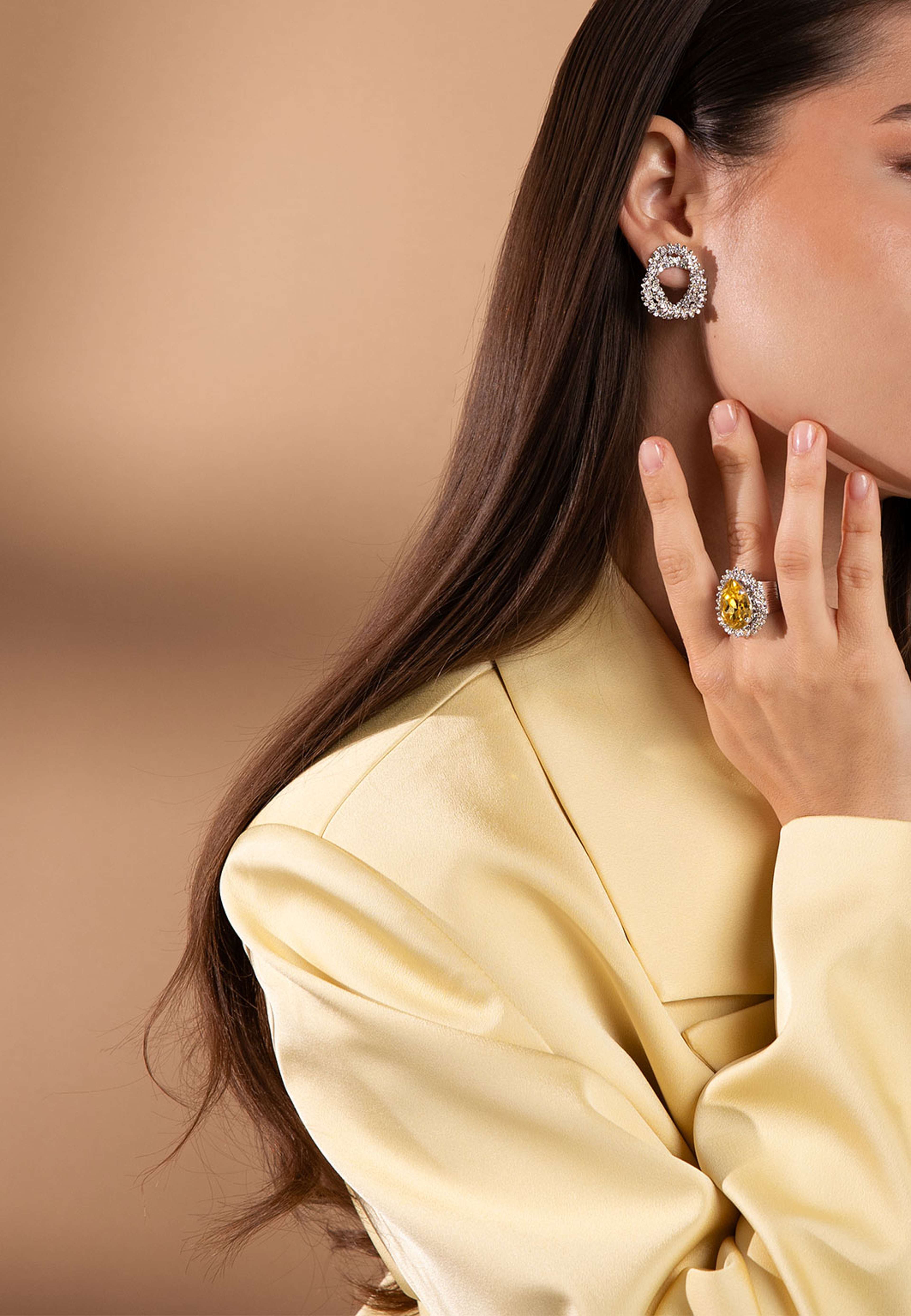 Gemma Knot Earrings, från Caroline Svedbom, i färgen Rhodium. Klicka för att öppna bilden i stort format