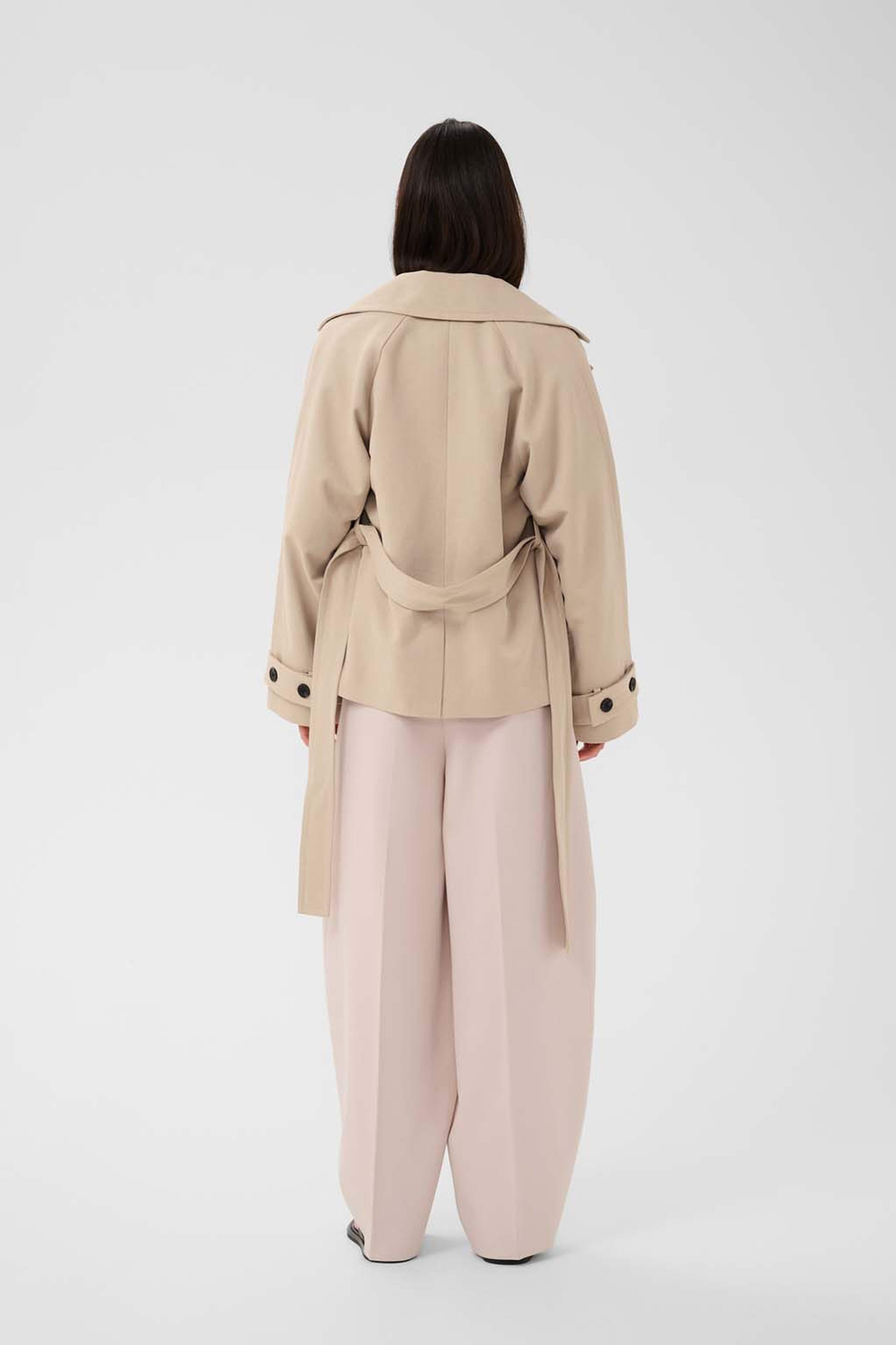 HALLJAW SHORT COAT, från Inwear, i färgen Chateau Gray. Klicka för att öppna bilden i stort format